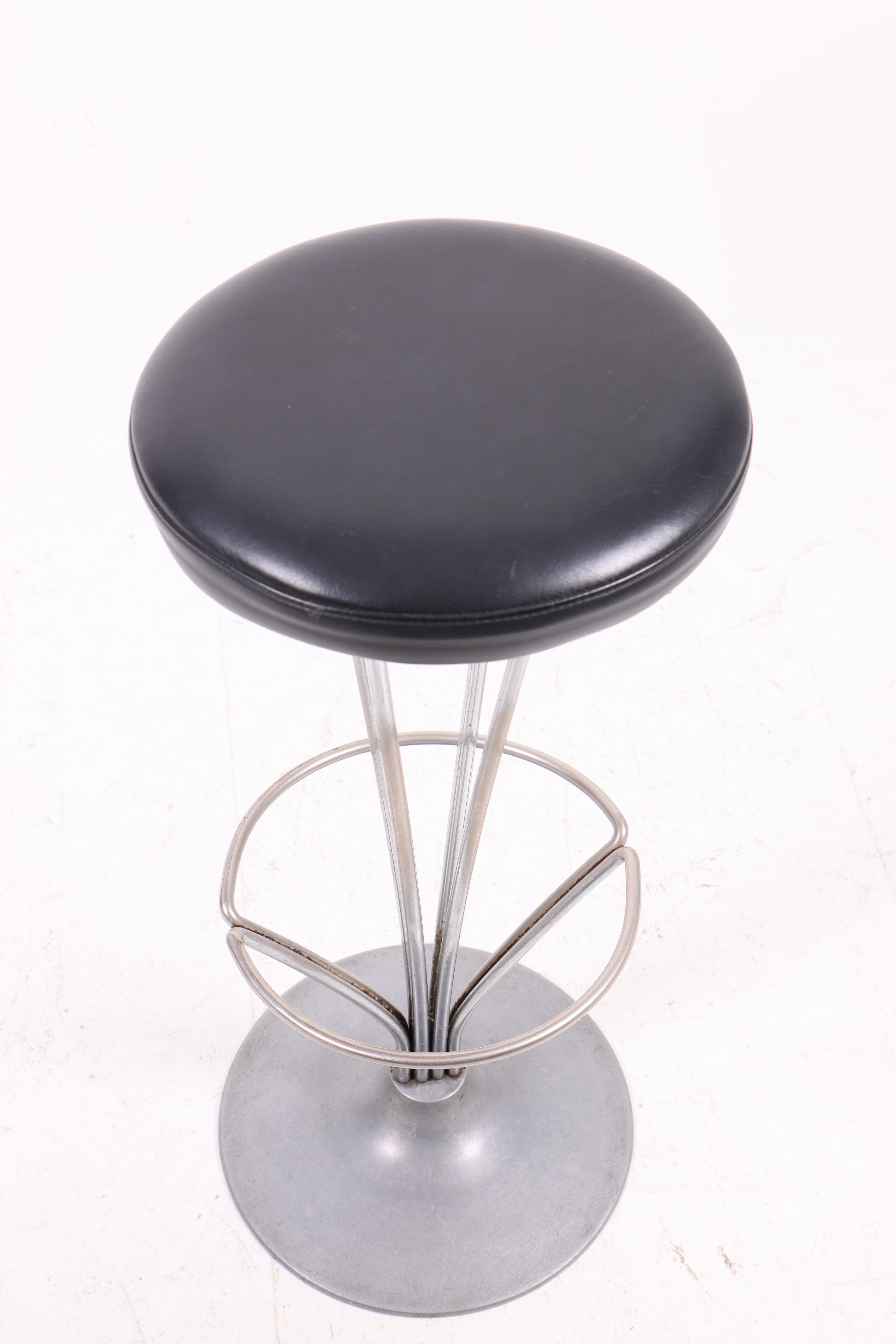 Metallo Set di quattro sgabelli da bar del Medioevo in pelle patinata di Piet Hein, anni '60 in vendita