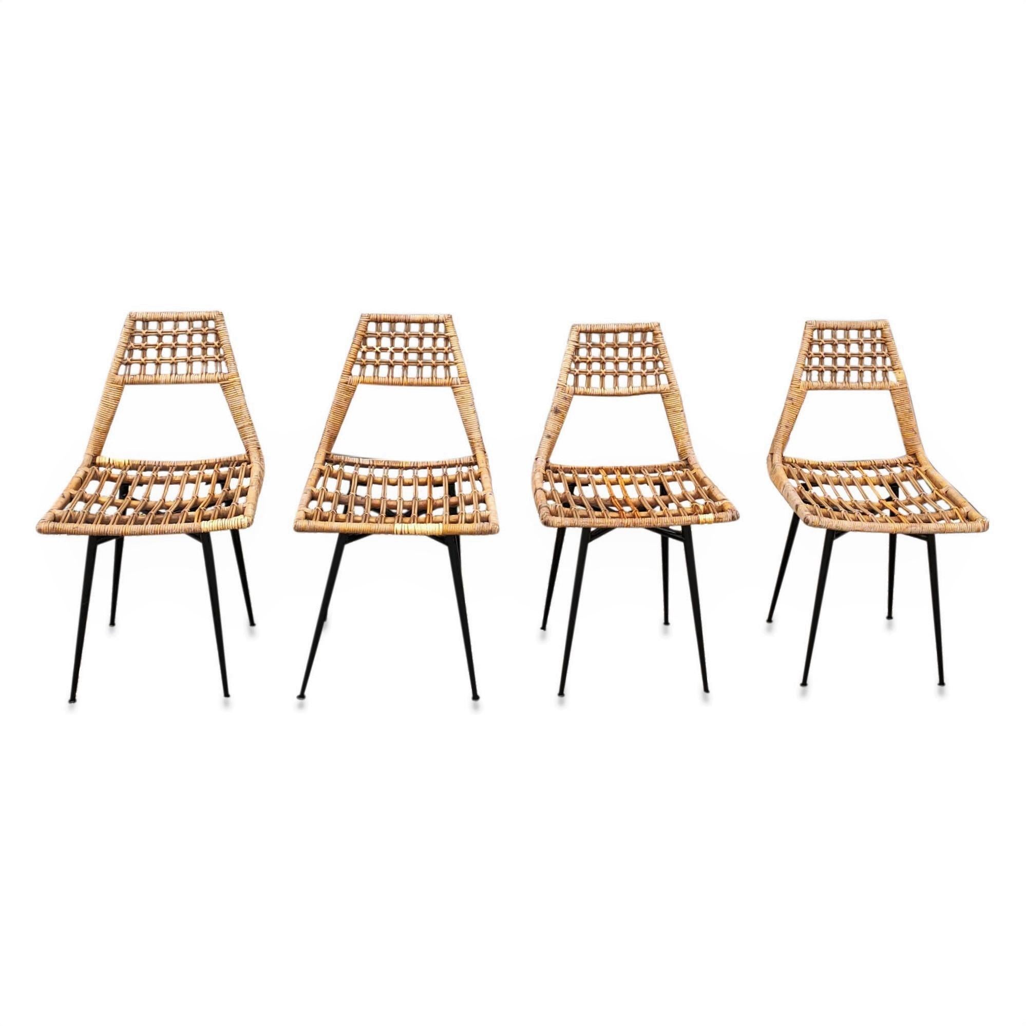 Wicker chairs
in the style of Franco Albini
Enameled steel feet structure
rattan seating
Top of backrest width is 9