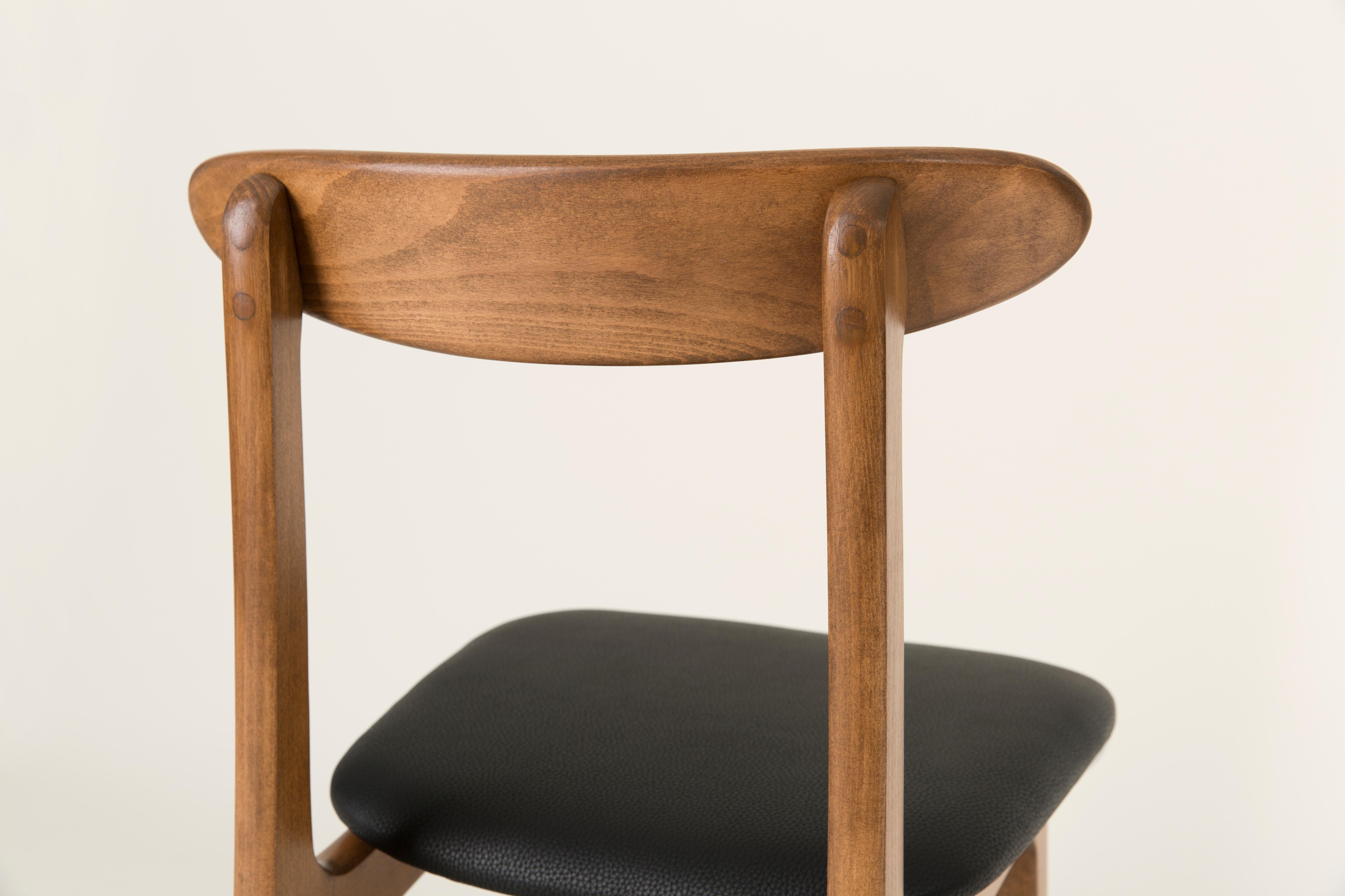 Ensemble de quatre chaises de salle à manger en cuir noir du milieu du siècle dernier, années 1960 en vente 3