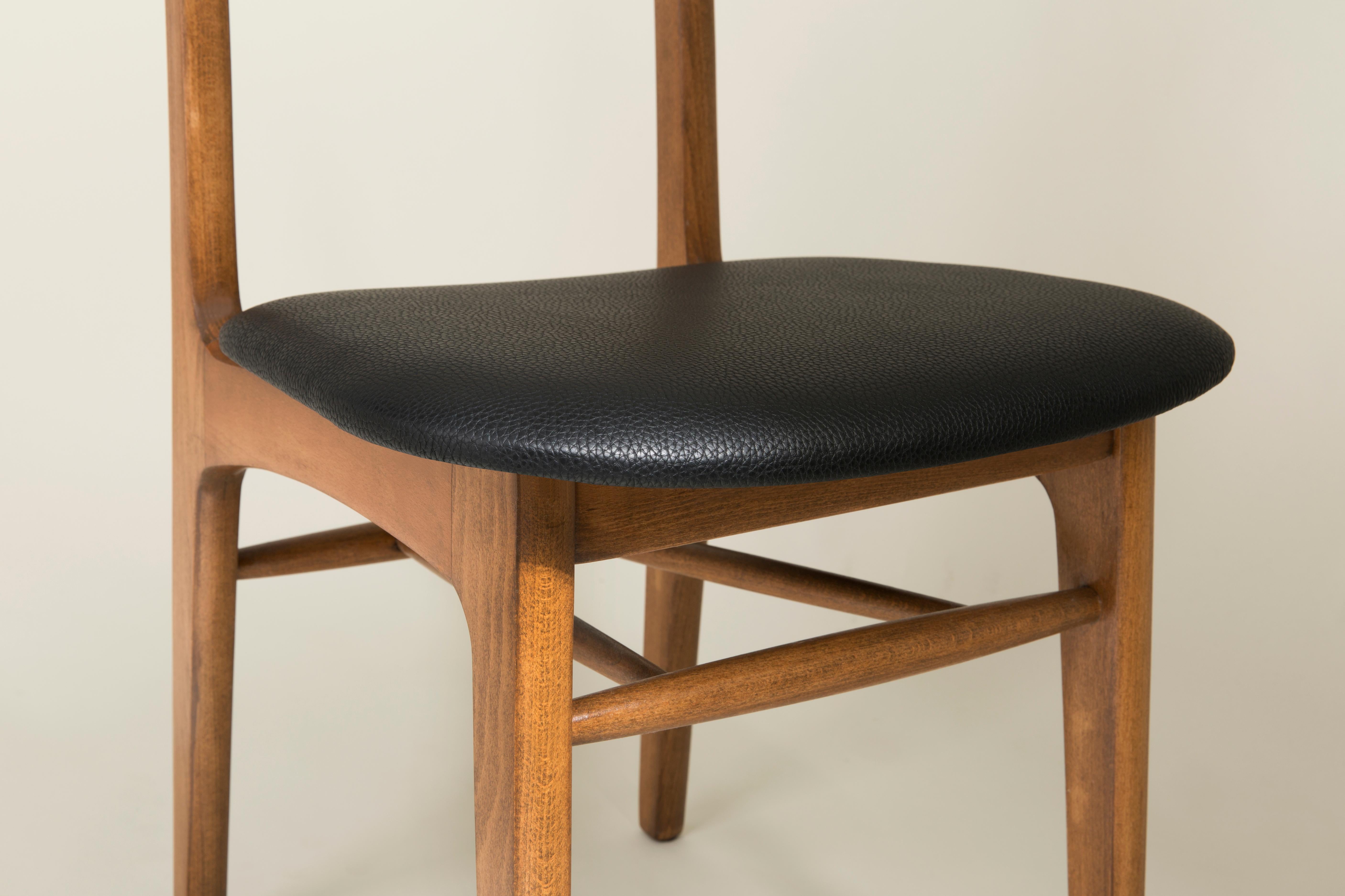 Fait main Ensemble de quatre chaises de salle à manger en cuir noir du milieu du siècle dernier, années 1960 en vente
