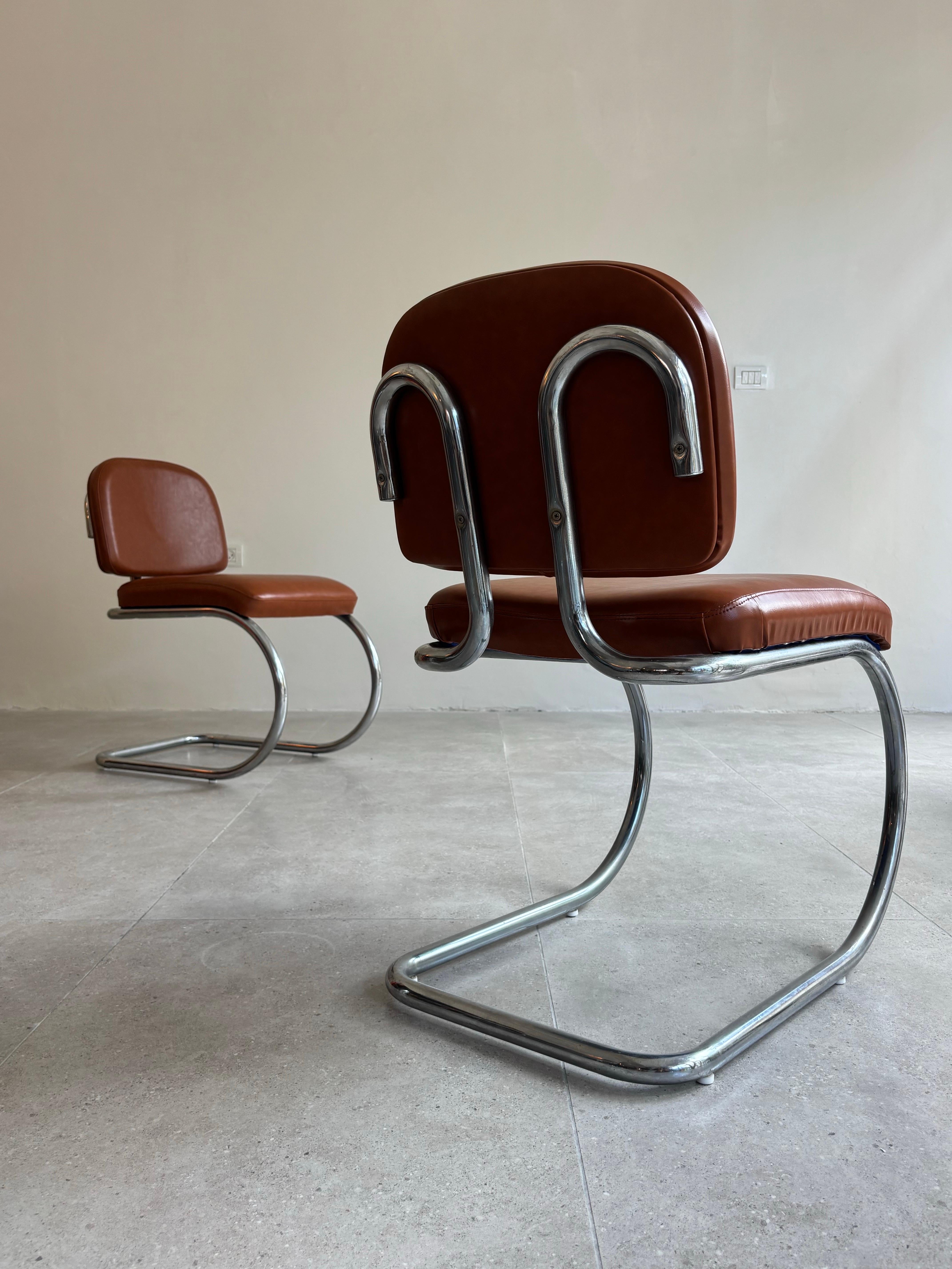 Un set di sedie italiane vintage a sbalzo degli anni '70, con eleganti gambe tubolari cromate che evidenziano il design modernista dell'epoca. Rivestite di recente in ecopelle di alta qualità, le sedie offrono resistenza e comfort mantenendo