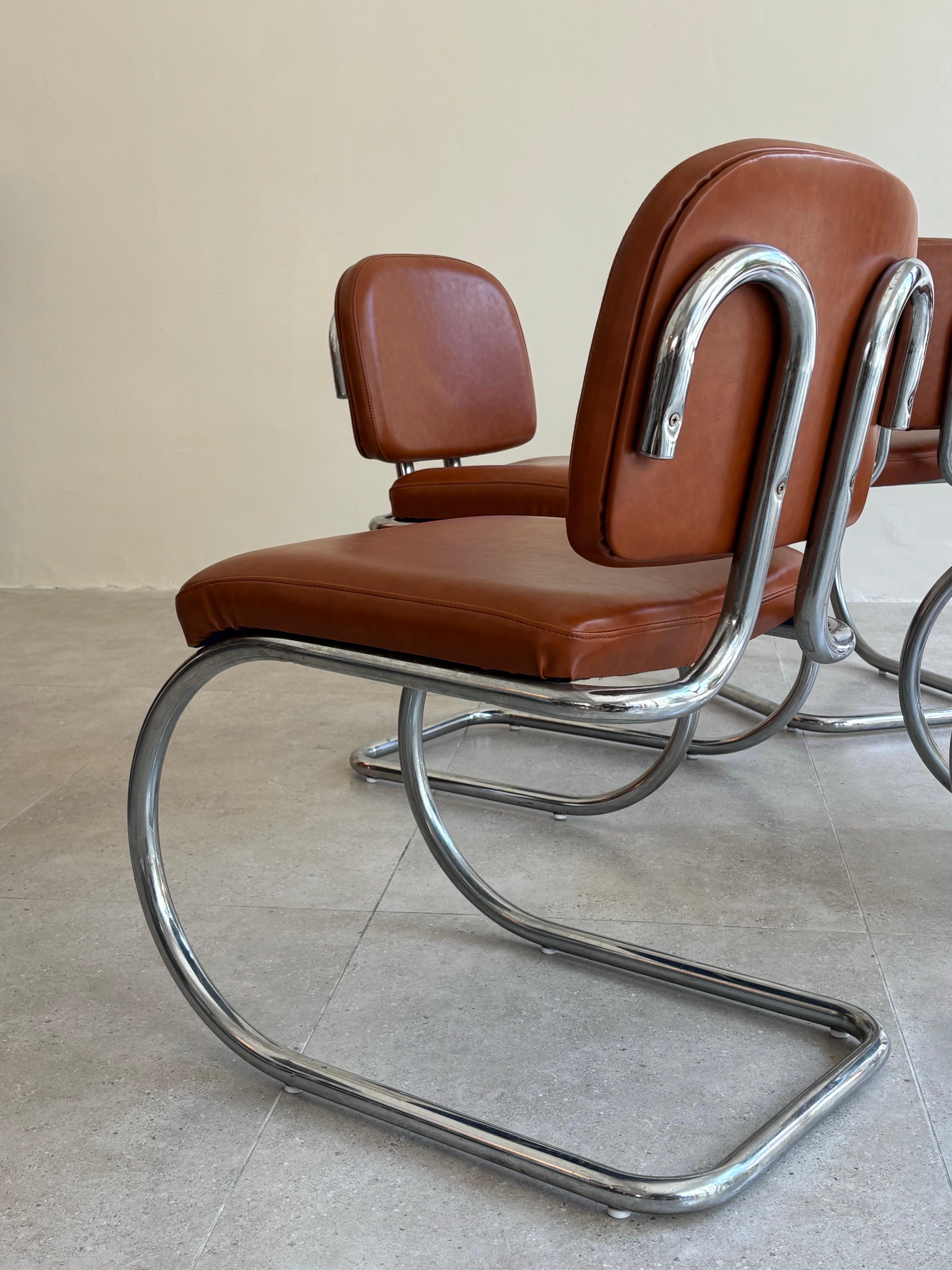 Set di quattro sedie a sbalzo della metà del secolo scorso, Italia anni '70 In condizioni ottime in vendita a Tel Aviv-Yafo, Tel Aviv District