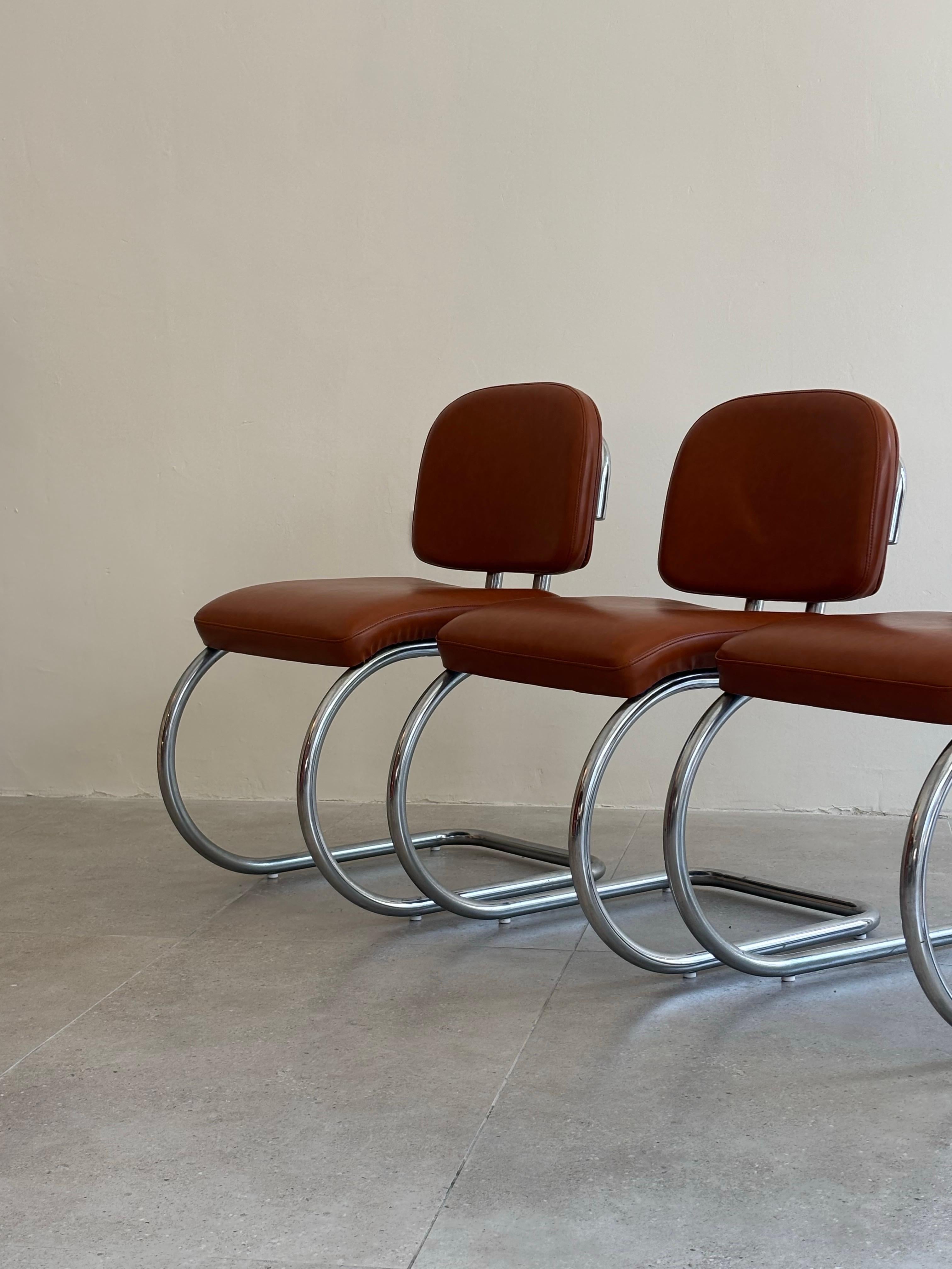 Materiale sintetico Set di quattro sedie a sbalzo della metà del secolo scorso, Italia anni '70 in vendita
