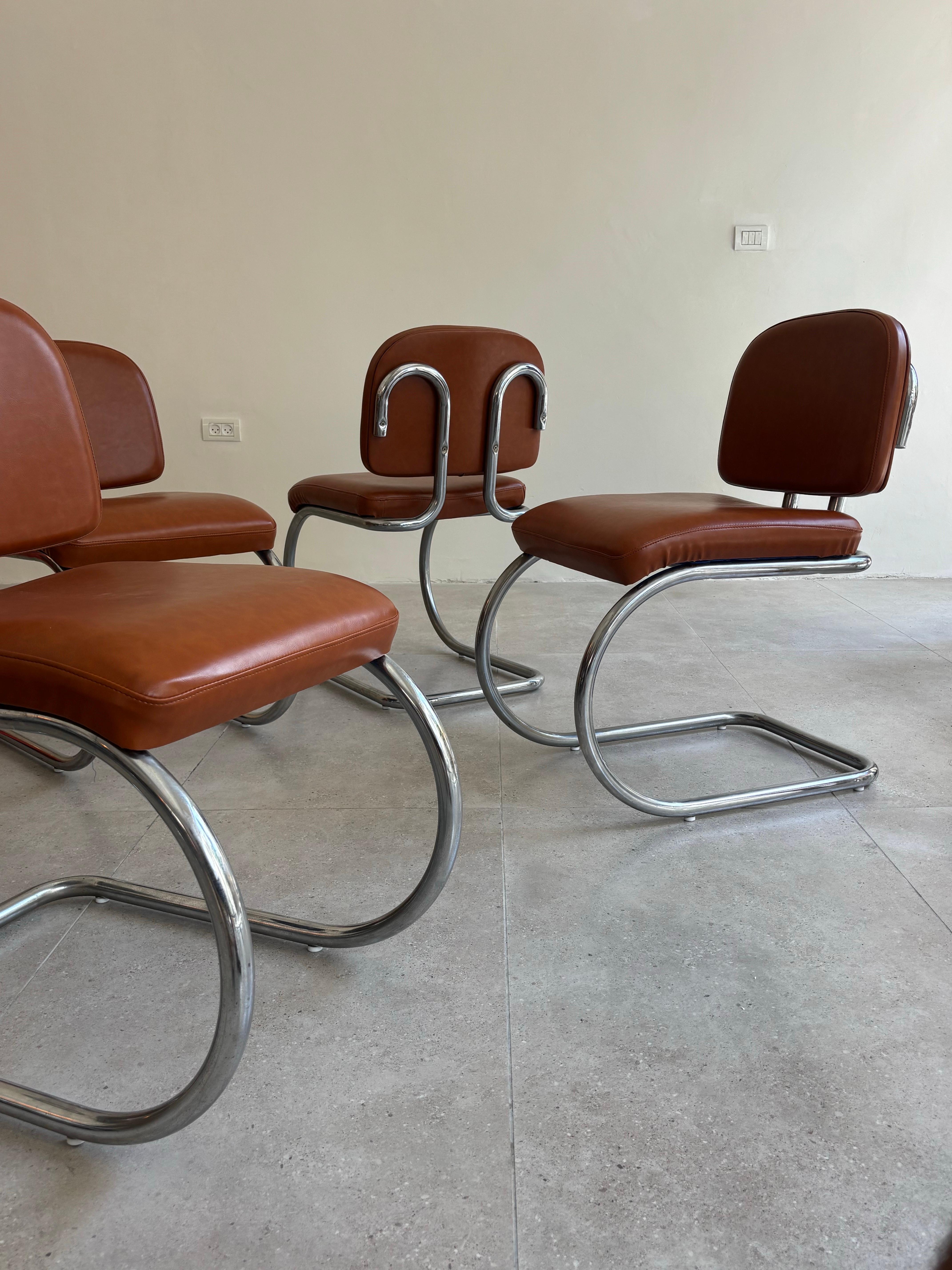 Set di quattro sedie a sbalzo della metà del secolo scorso, Italia anni '70 in vendita 3