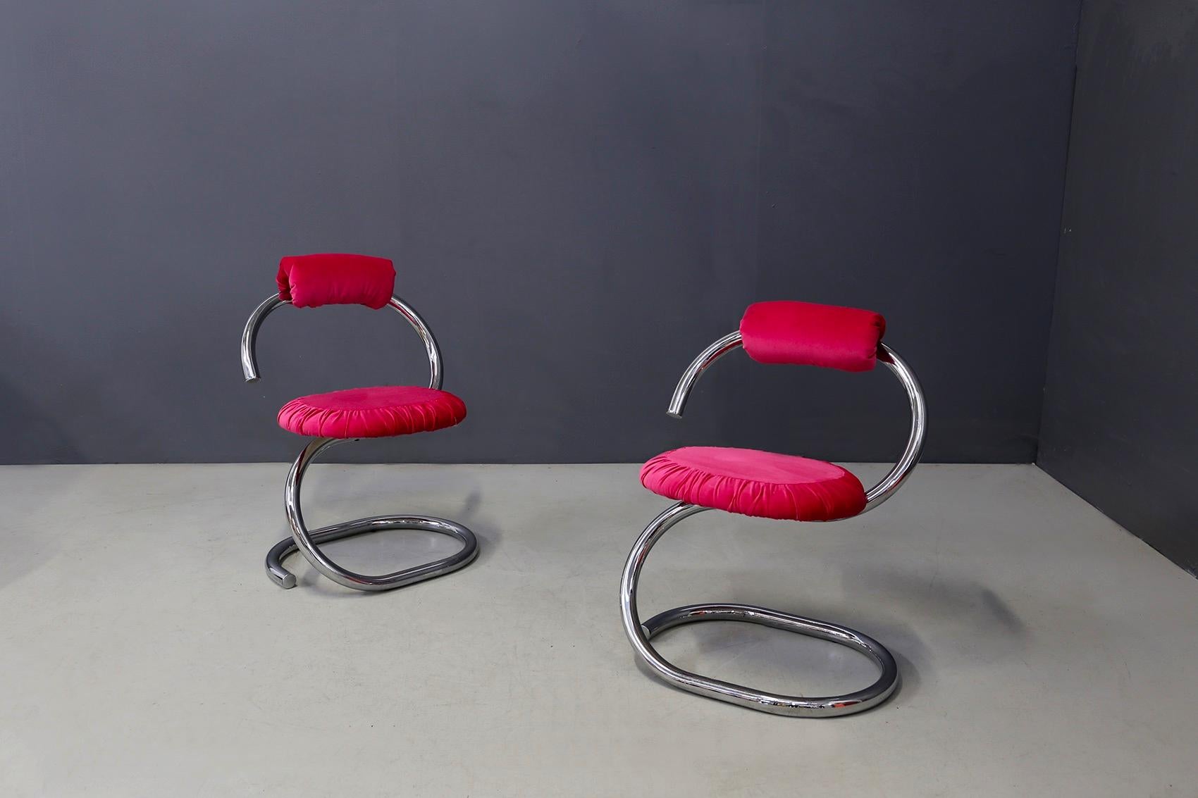 Set of four midcentury model 'Cobra' chairs designed by Giotto Stoppino, 1970s, Italy. The chairs are made of finished tubular chrome-plated metal, which wraps from the base to the seat and backrest. Its enveloping line creates a snake-like shape,