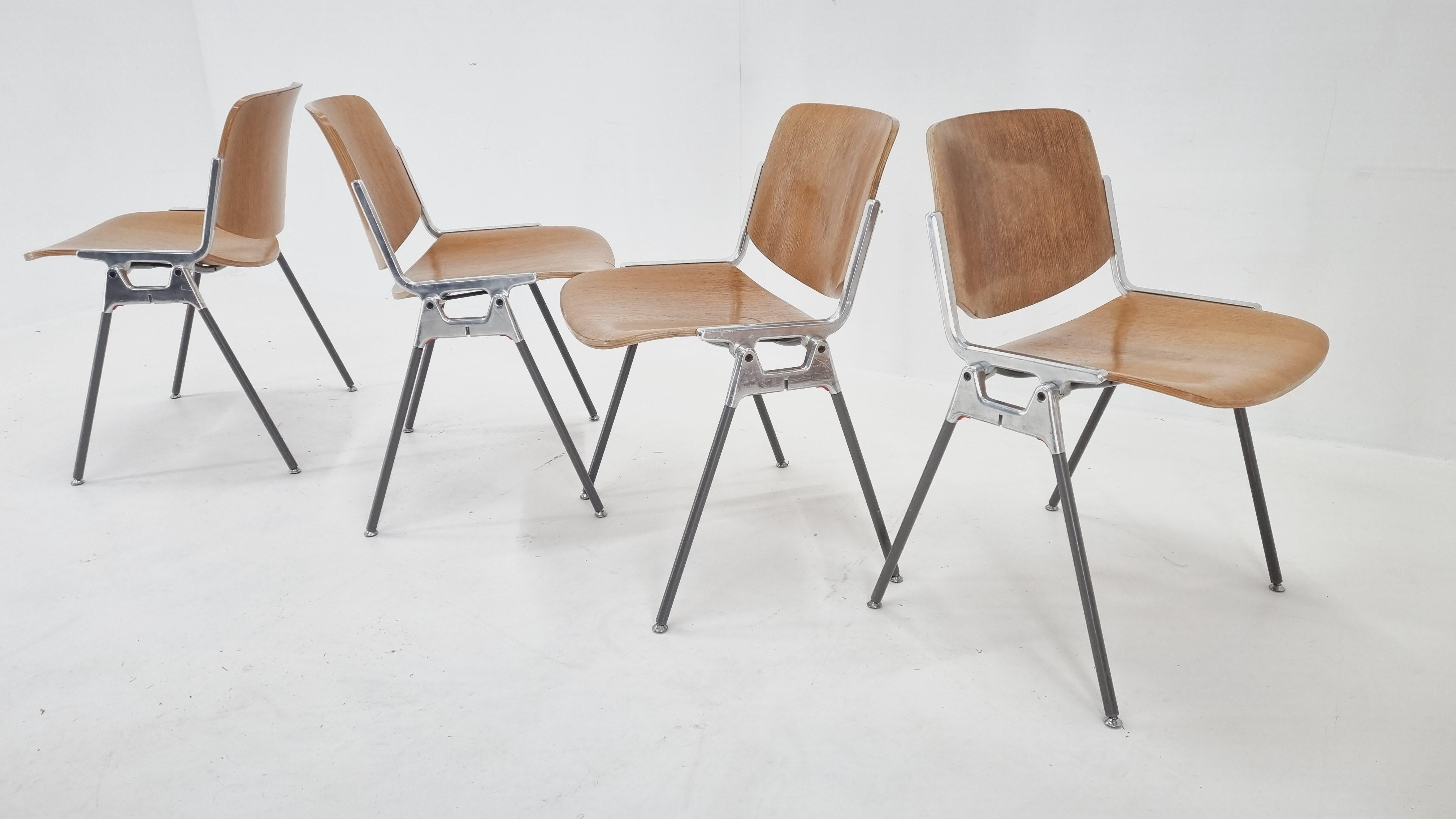 Satz von vier Stühlen aus der Mitte des Jahrhunderts, entworfen von Giancarlo Piretti für Castelli, 1960er Jahre im Angebot 4