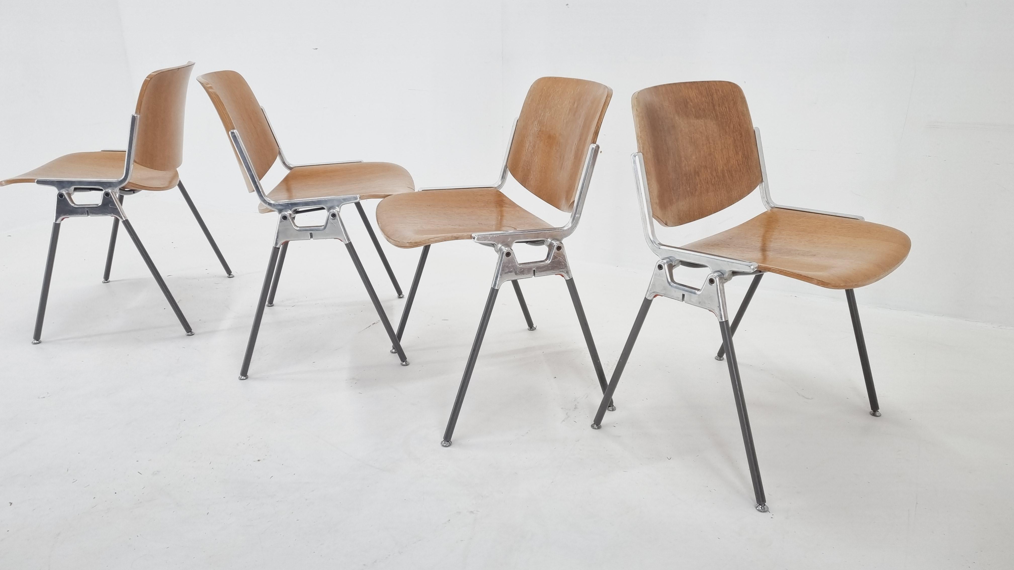 Satz von vier Stühlen aus der Mitte des Jahrhunderts, entworfen von Giancarlo Piretti für Castelli, 1960er Jahre im Angebot 5