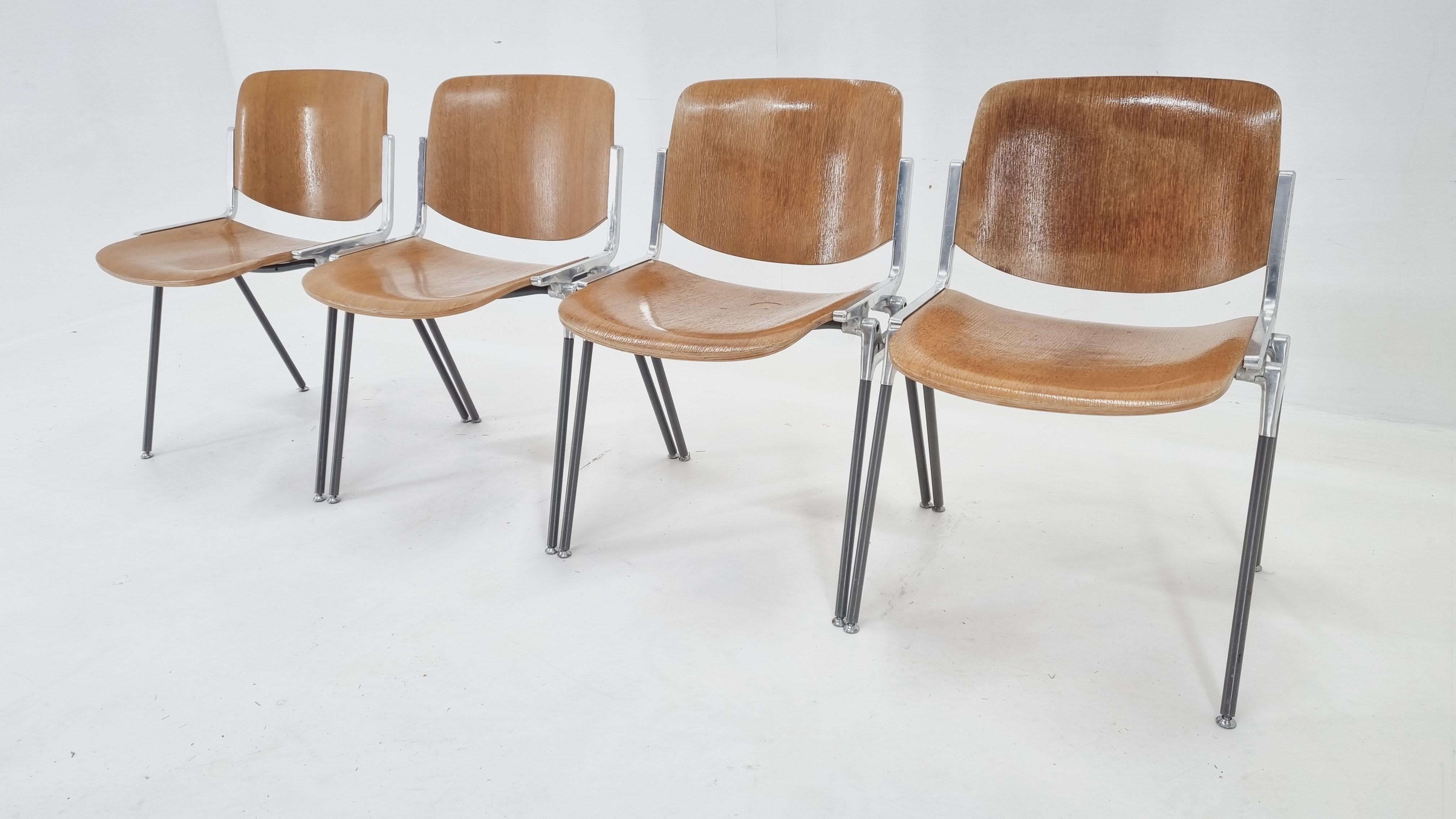 - ikonisches Modell eines Stuhls
- gekennzeichnet
- sehr gemütlich
- stapelbar
- praktisch
- selten in Holz.