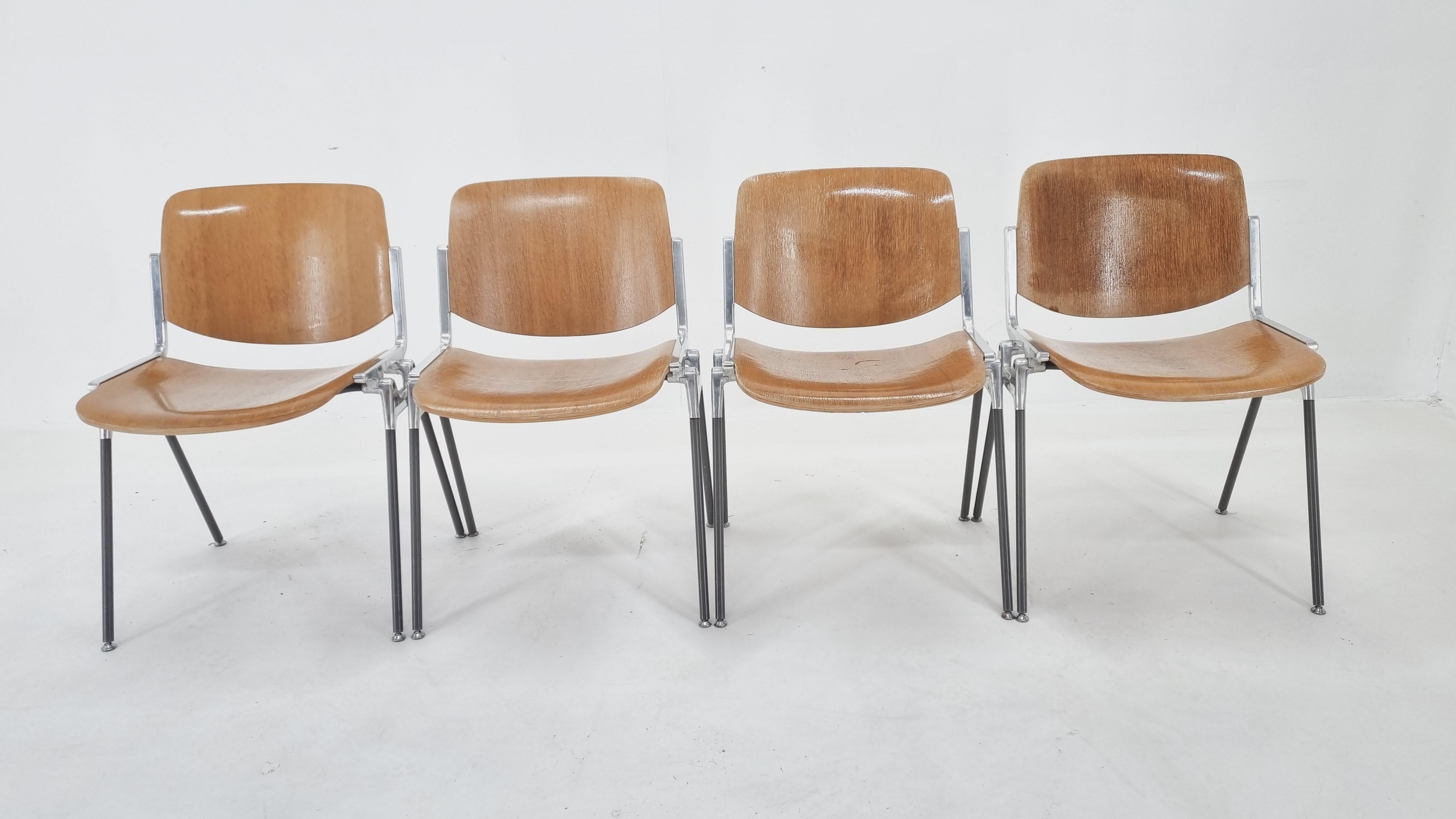 Satz von vier Stühlen aus der Mitte des Jahrhunderts, entworfen von Giancarlo Piretti für Castelli, 1960er Jahre (Moderne der Mitte des Jahrhunderts) im Angebot