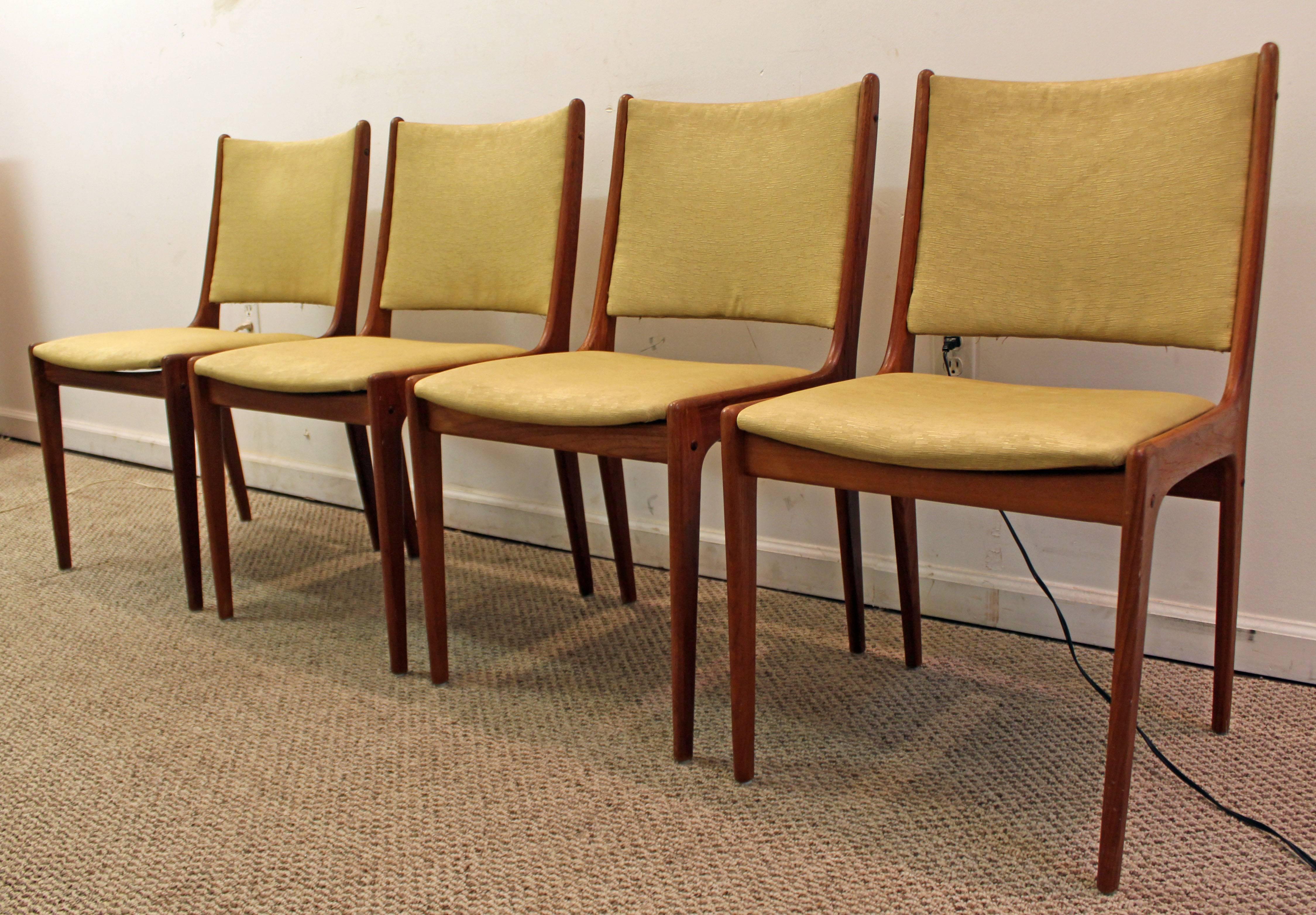 Offered is a very cool modern chair set. They are made of teak with upholstered seats and backs. They are in decent condition, but need work, can stand to be reupholstered.

Approximate dimensions:
19
