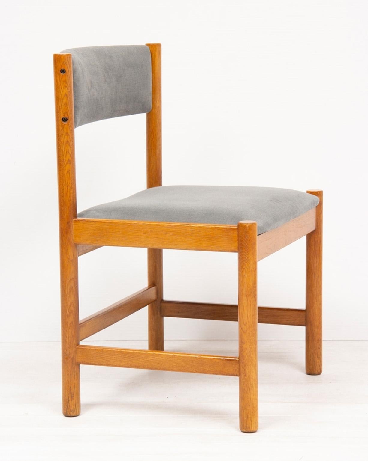 Set of four midcentury Danish oak dining chairs by Børge Mogensen. Newly upholstered in blue/grey brushed linen.