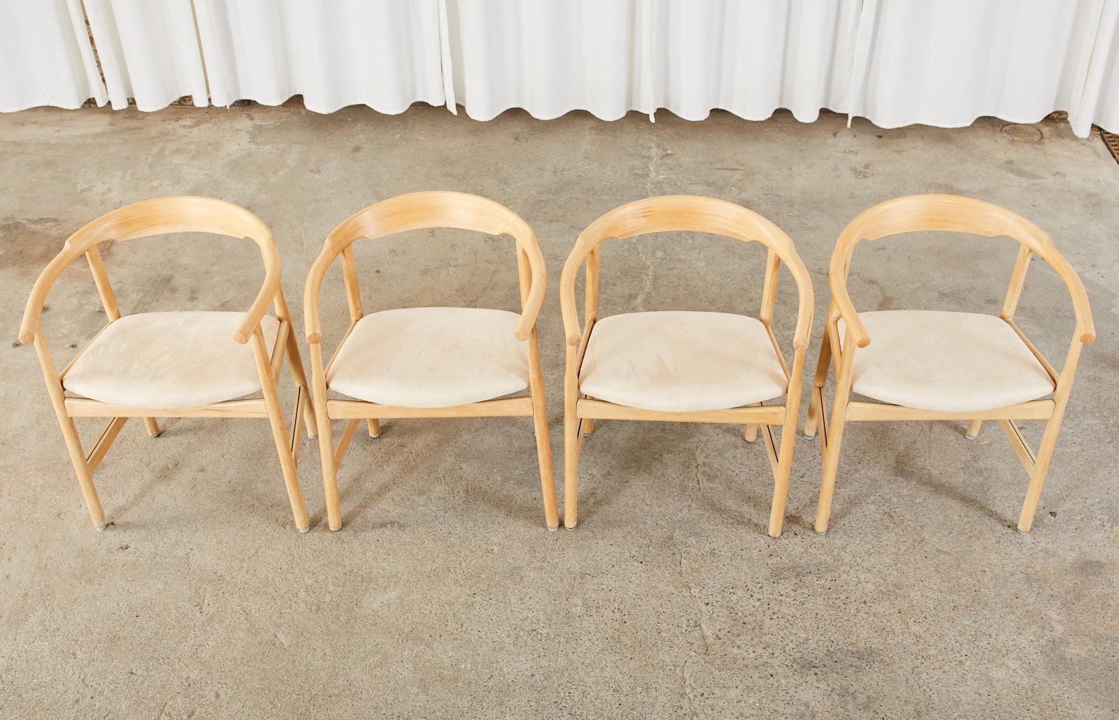 Satz von vier Sesseln aus Birkenholz im dänischen Stil der Jahrhundertmitte (20. Jahrhundert) im Angebot