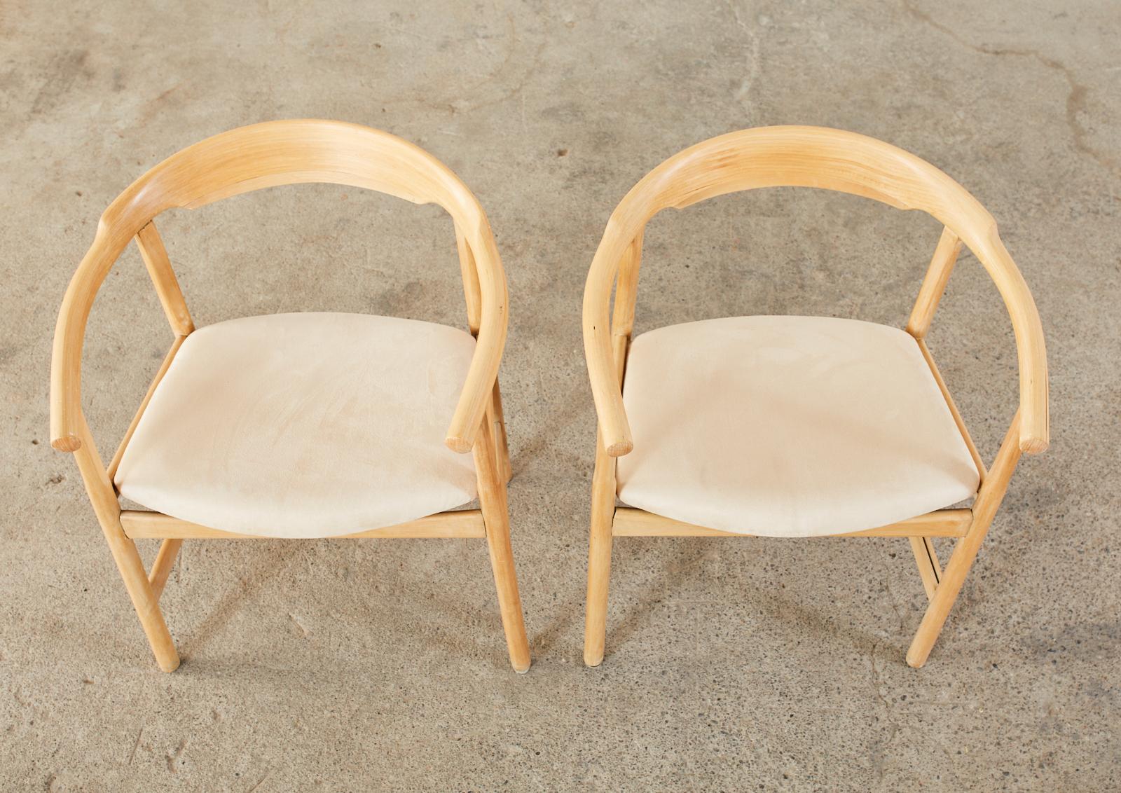 Satz von vier Sesseln aus Birkenholz im dänischen Stil der Jahrhundertmitte (Kunstwildleder) im Angebot