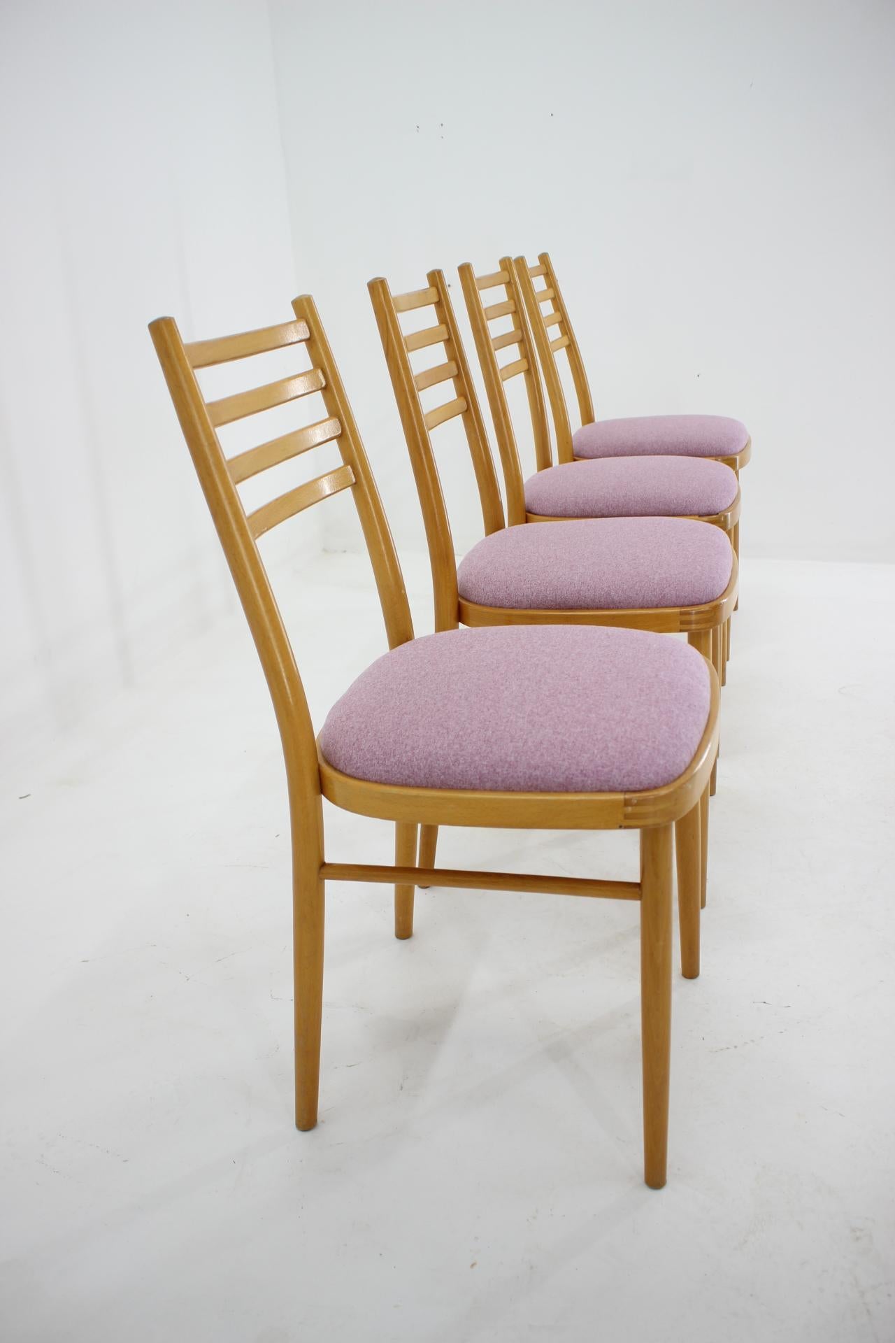 Bois Ensemble de quatre chaises de salle à manger du milieu du siècle dernier par Interier Praha, 1970, Tchécoslovaquie en vente
