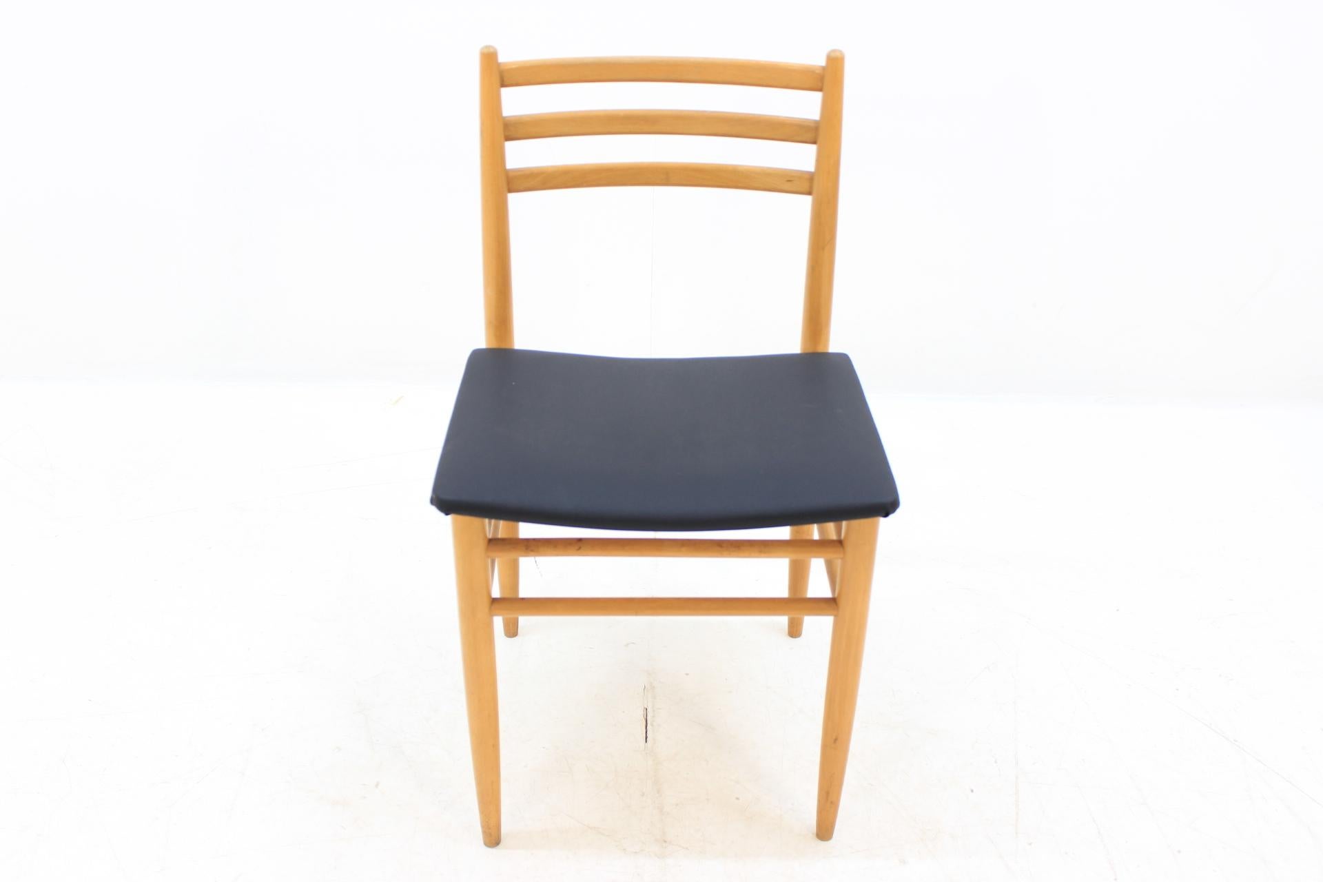 Materiale sintetico Set di quattro sedie da pranzo del Medioevo, design scandinavo, anni '70 in vendita