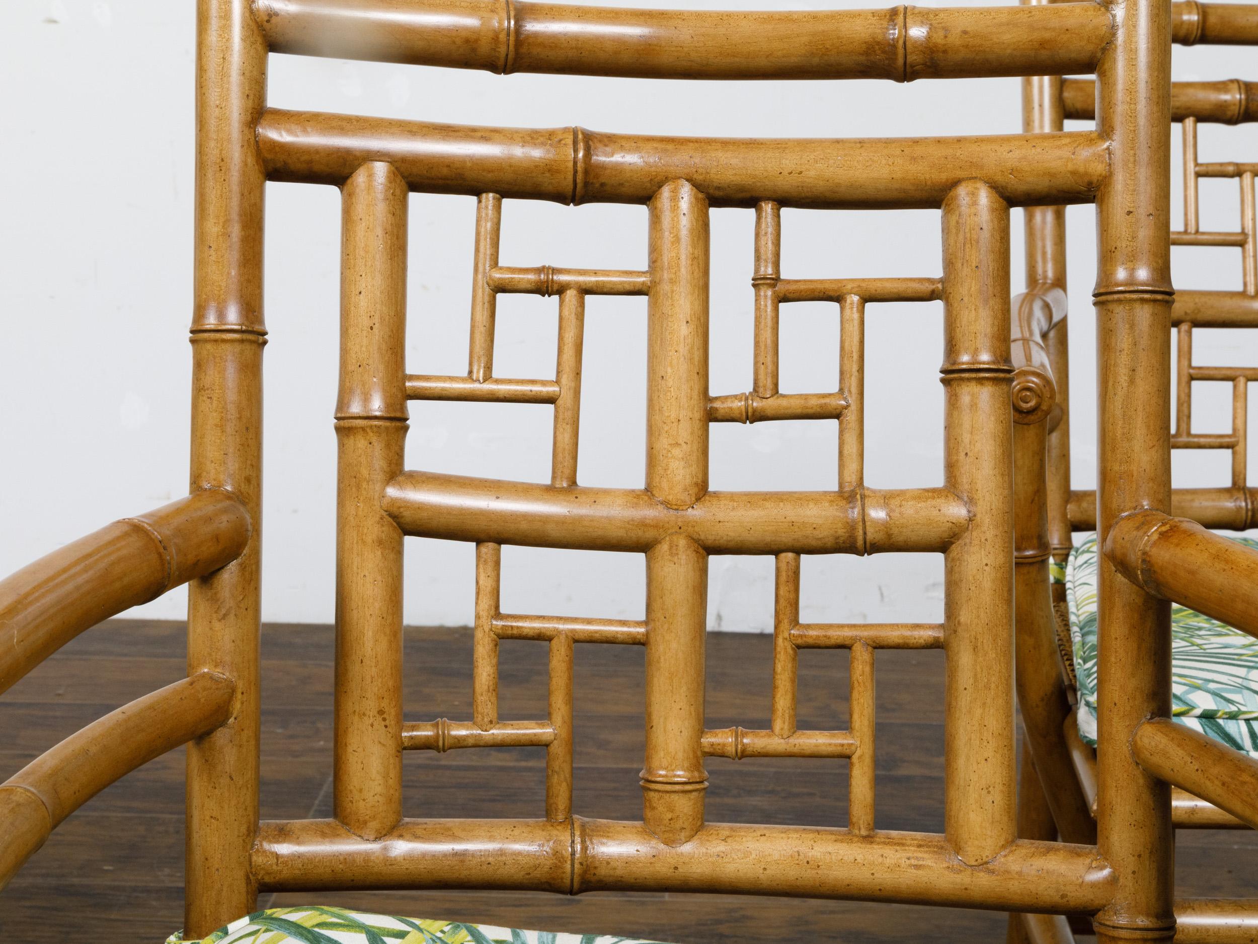 Satz von vier englischen Sesseln aus Kunstbambus aus der Mitte des Jahrhunderts mit dünnen Kissen im Angebot 9