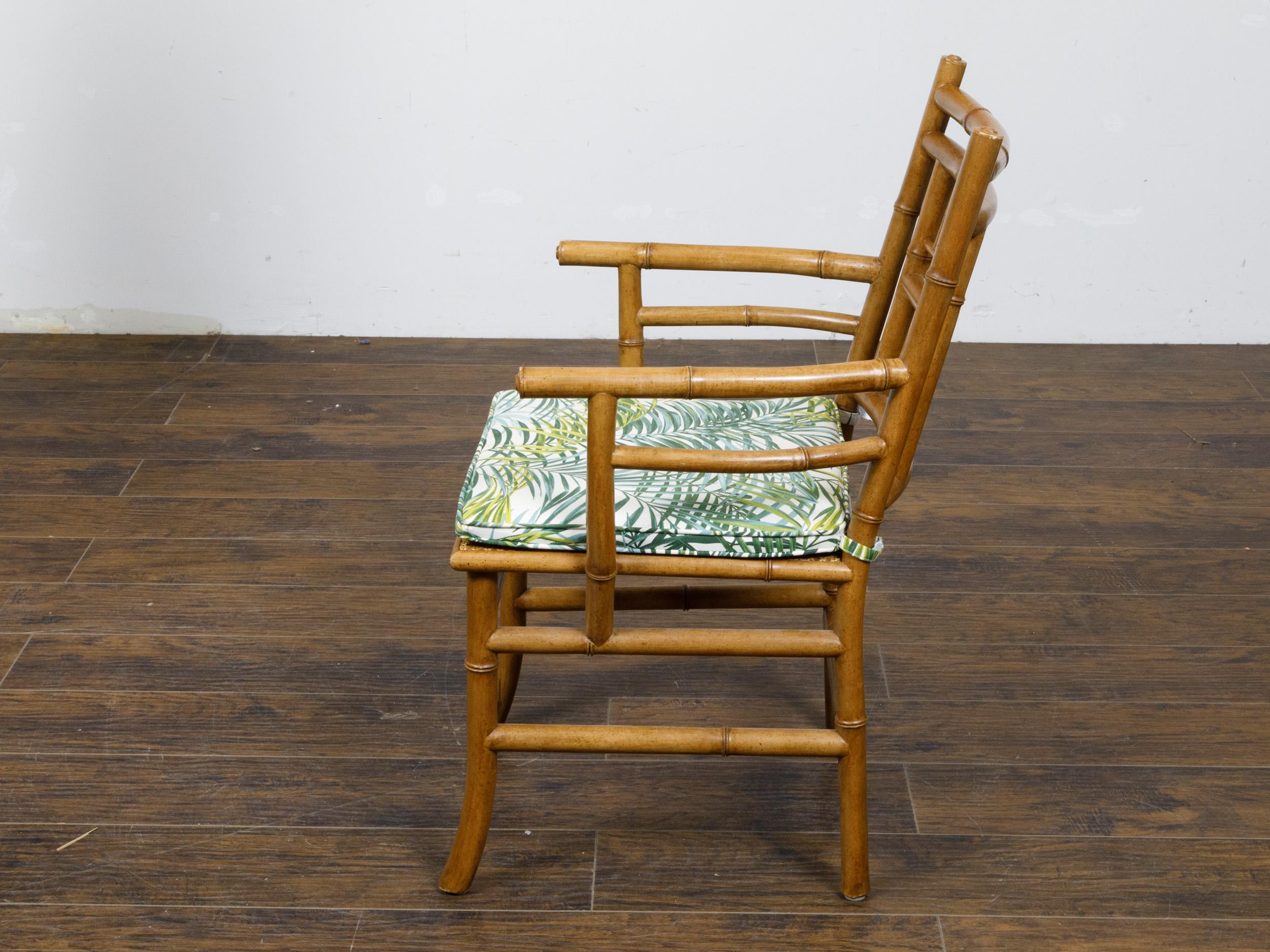 Satz von vier englischen Sesseln aus Kunstbambus aus der Mitte des Jahrhunderts mit dünnen Kissen (Moderne der Mitte des Jahrhunderts) im Angebot