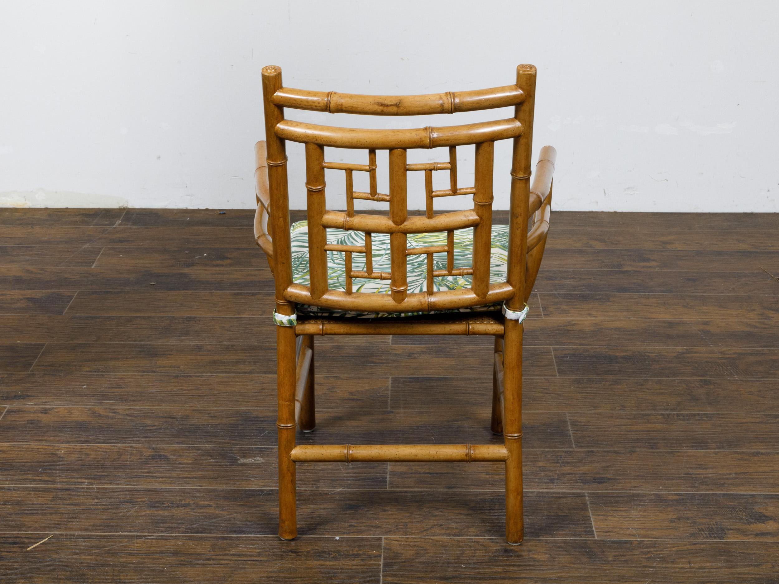 Satz von vier englischen Sesseln aus Kunstbambus aus der Mitte des Jahrhunderts mit dünnen Kissen (Englisch) im Angebot