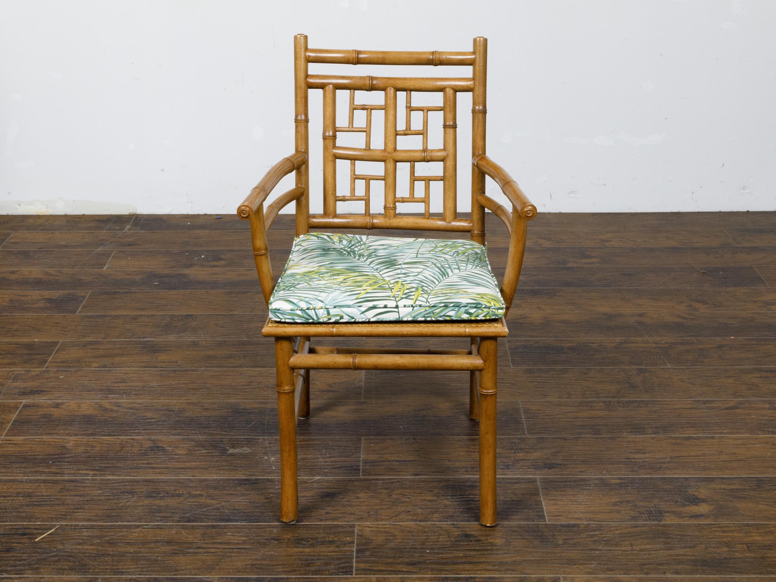 Satz von vier englischen Sesseln aus Kunstbambus aus der Mitte des Jahrhunderts mit dünnen Kissen (20. Jahrhundert) im Angebot
