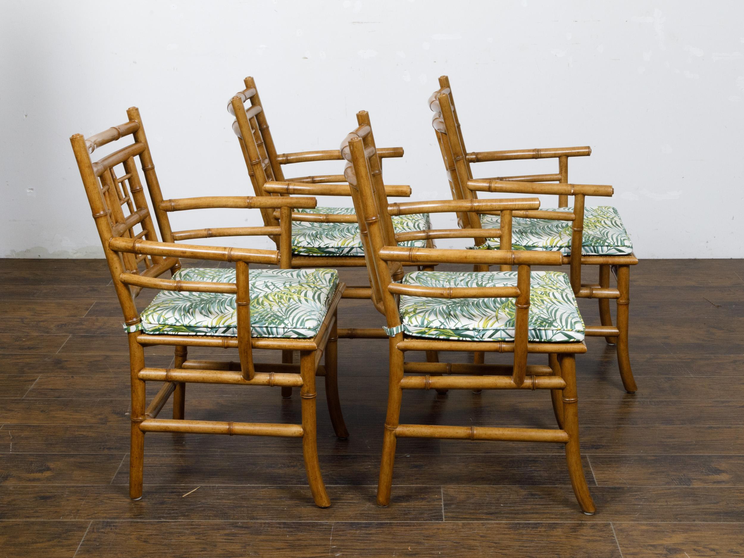 Satz von vier englischen Sesseln aus Kunstbambus aus der Mitte des Jahrhunderts mit dünnen Kissen im Angebot 2