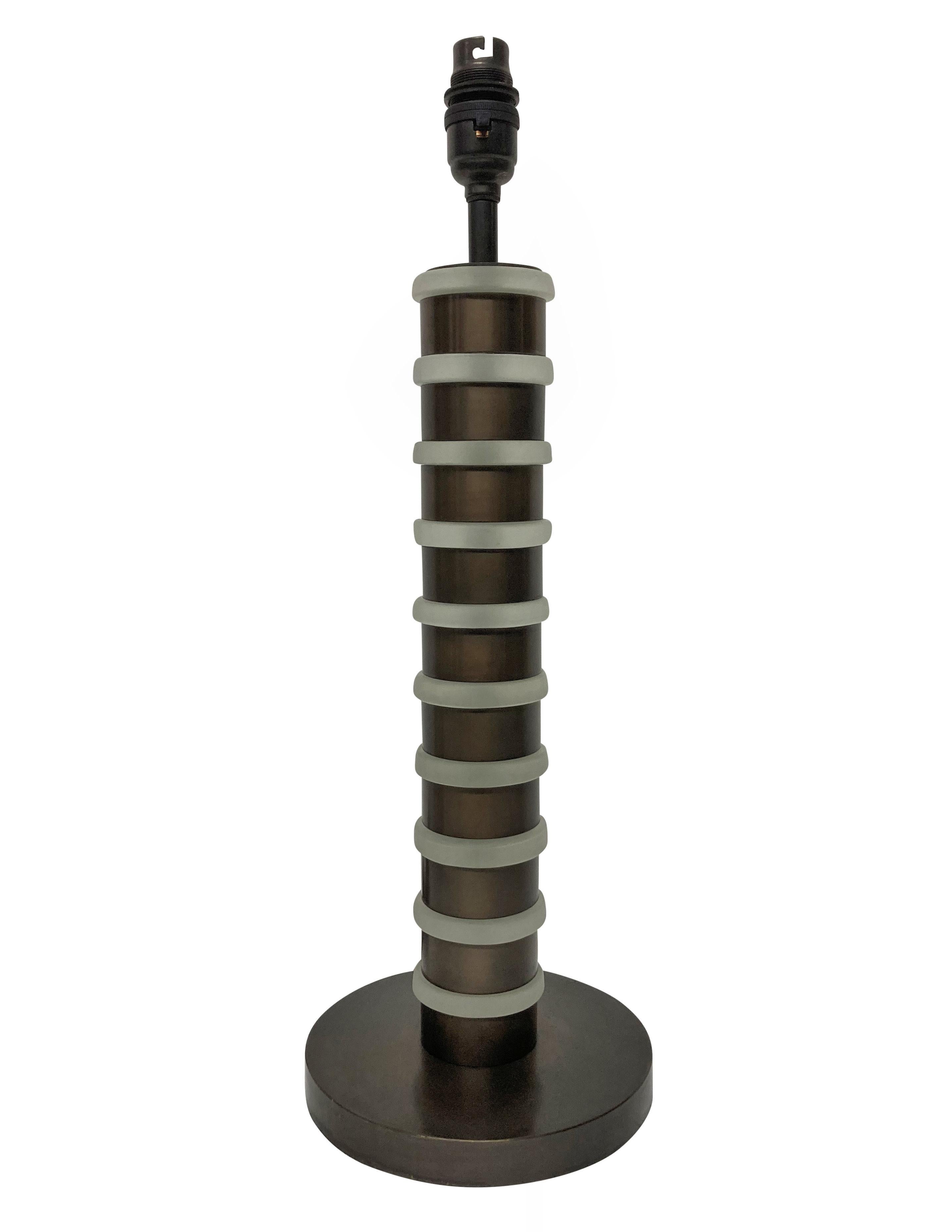 Un ensemble de quatre lampes françaises du milieu du siècle en bronze, avec des disques gradués en verre opaque, avec des cordons en soie brune. De bon poids et de bonne qualité.