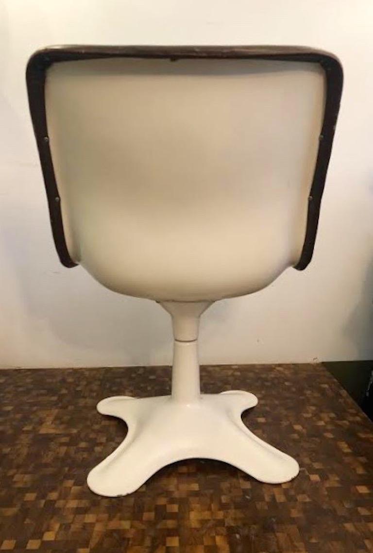 Set of four Midcentury Leather Dining Chairs and a table by Yrjö Kukkapuro In Fair Condition For Sale In Porto, PT