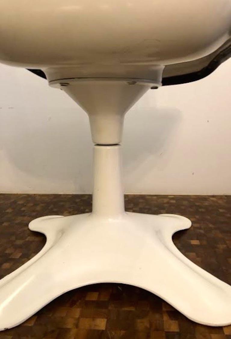 Set of four Midcentury Leather Dining Chairs and a table by Yrjö Kukkapuro For Sale 2