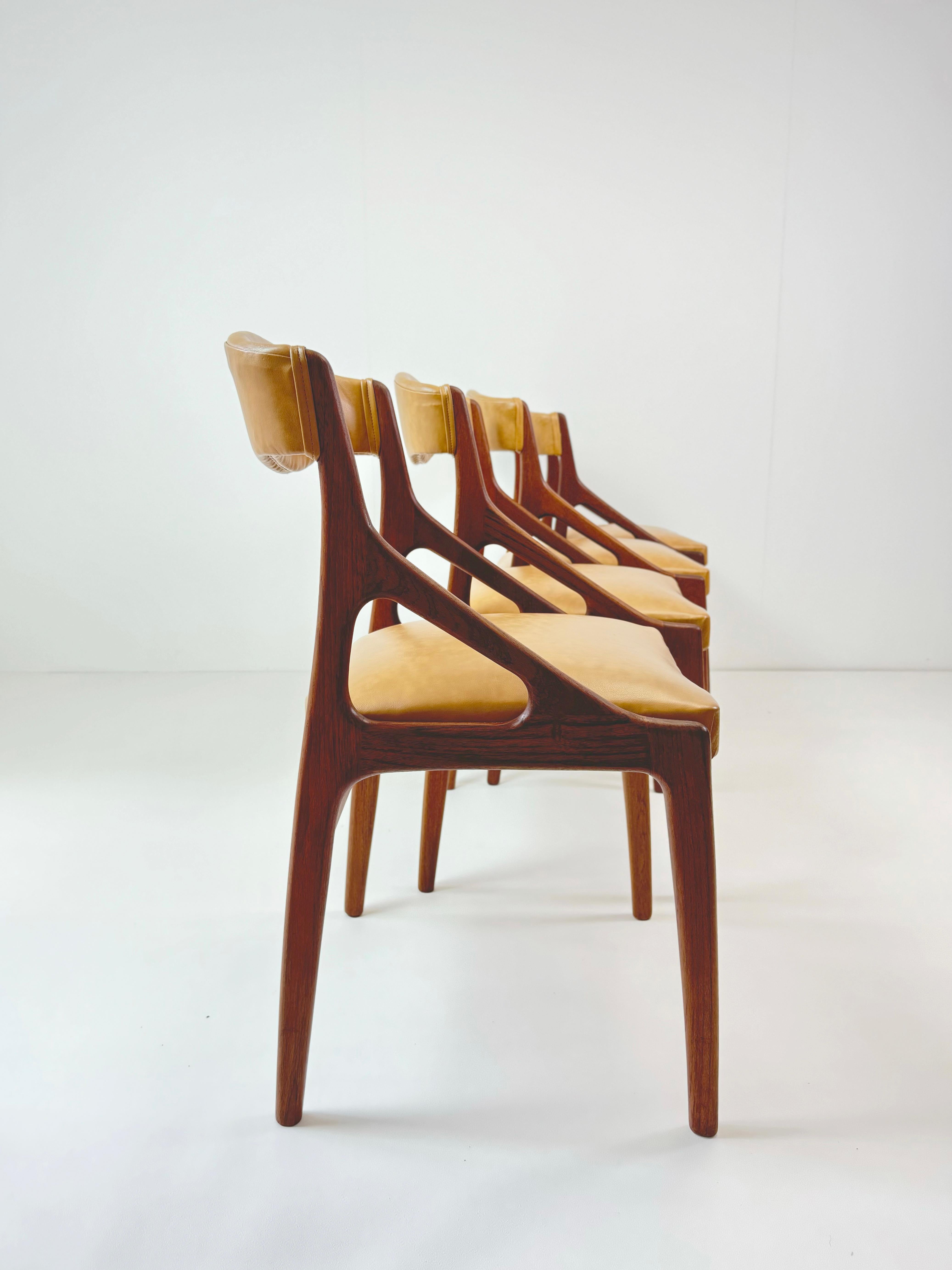 italien Ensemble de quatre chaises de salle à manger en teck et similicuir Modernity c.1960's en vente