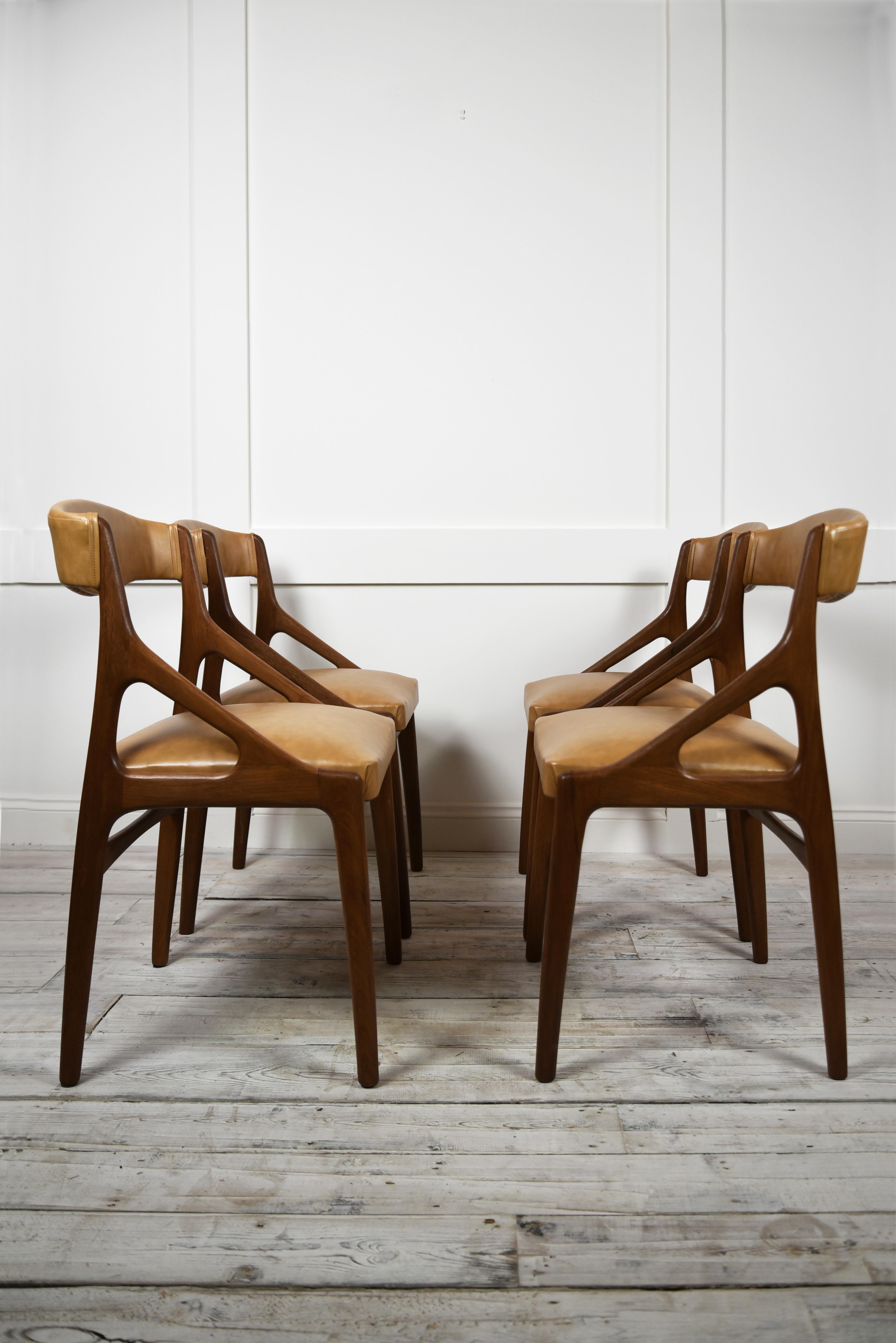 Set of Four Midcentury Modern Teak and Leatherette Dining Chairs c.1960's In Good Condition For Sale In London, GB