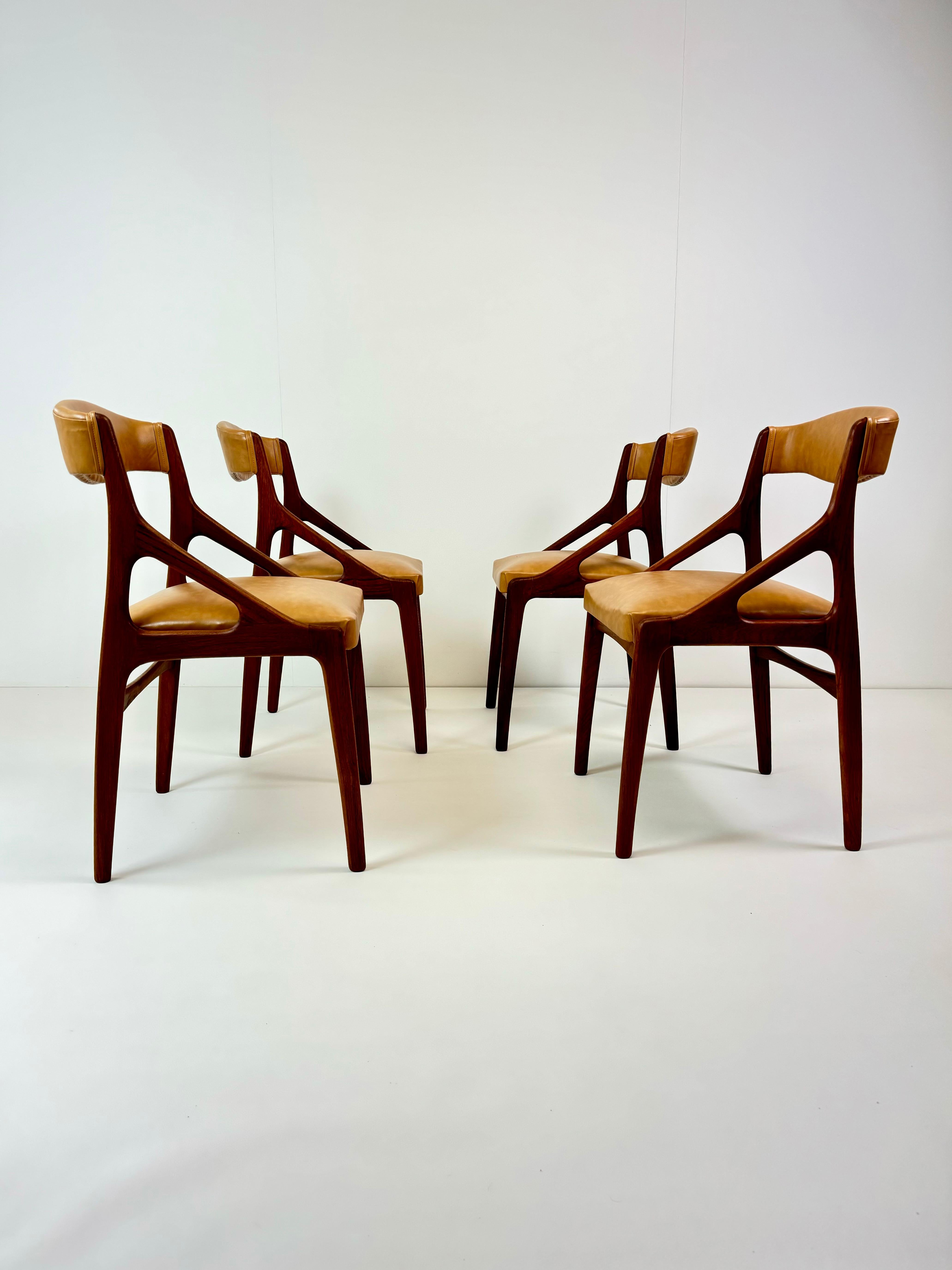 Ensemble de quatre chaises de salle à manger en teck et similicuir Modernity c.1960's Bon état - En vente à London, GB