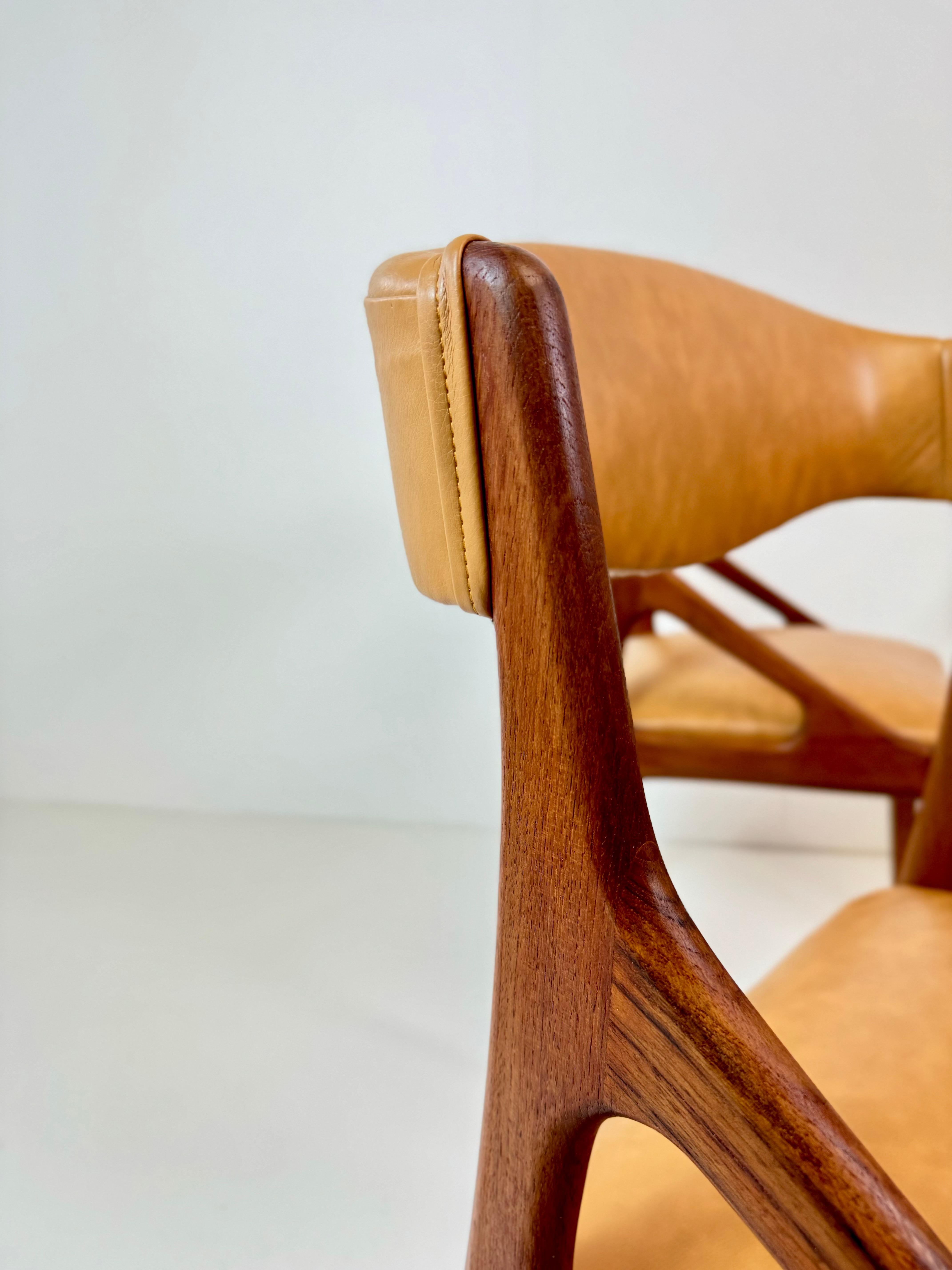 Milieu du XXe siècle Ensemble de quatre chaises de salle à manger en teck et similicuir Modernity c.1960's en vente