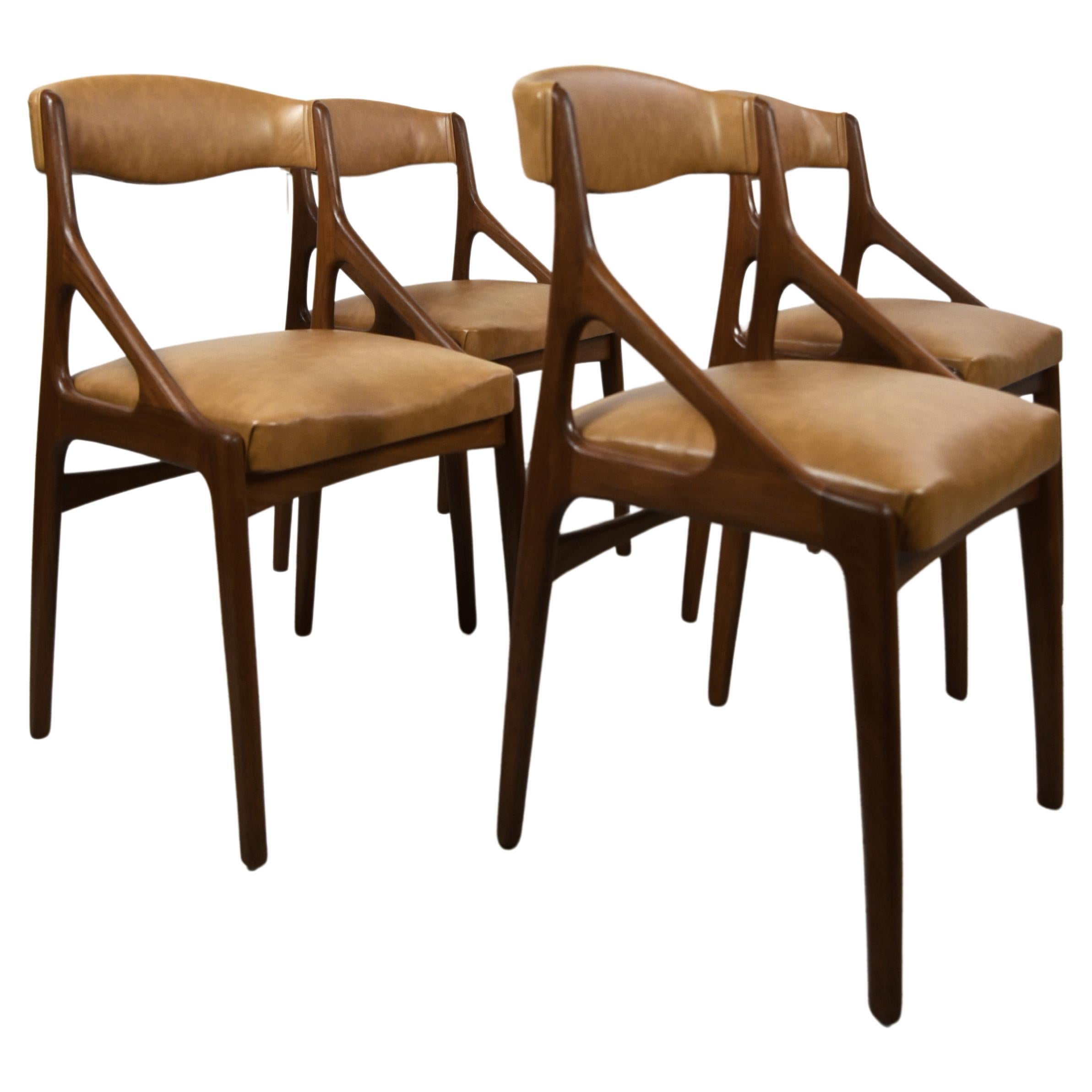 Satz von vier modernen Teakholz- und Kunstleder-Esszimmerstühlen aus der Mitte des Jahrhunderts, ca. 1960er Jahre im Angebot