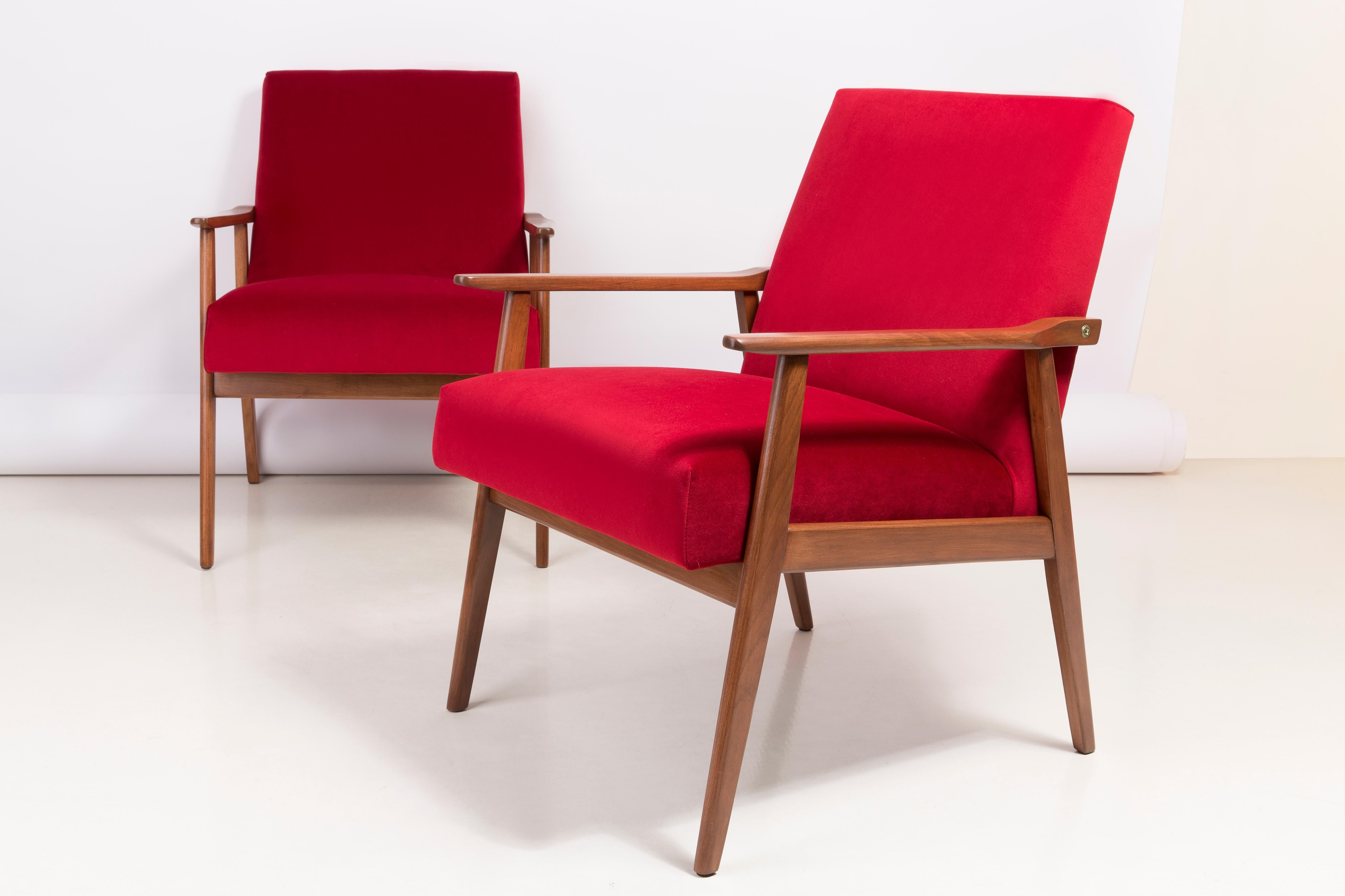 Mid-Century Modern Ensemble de quatre fauteuils en velours rouge de style mi-siècle, Europe, années 1960 en vente