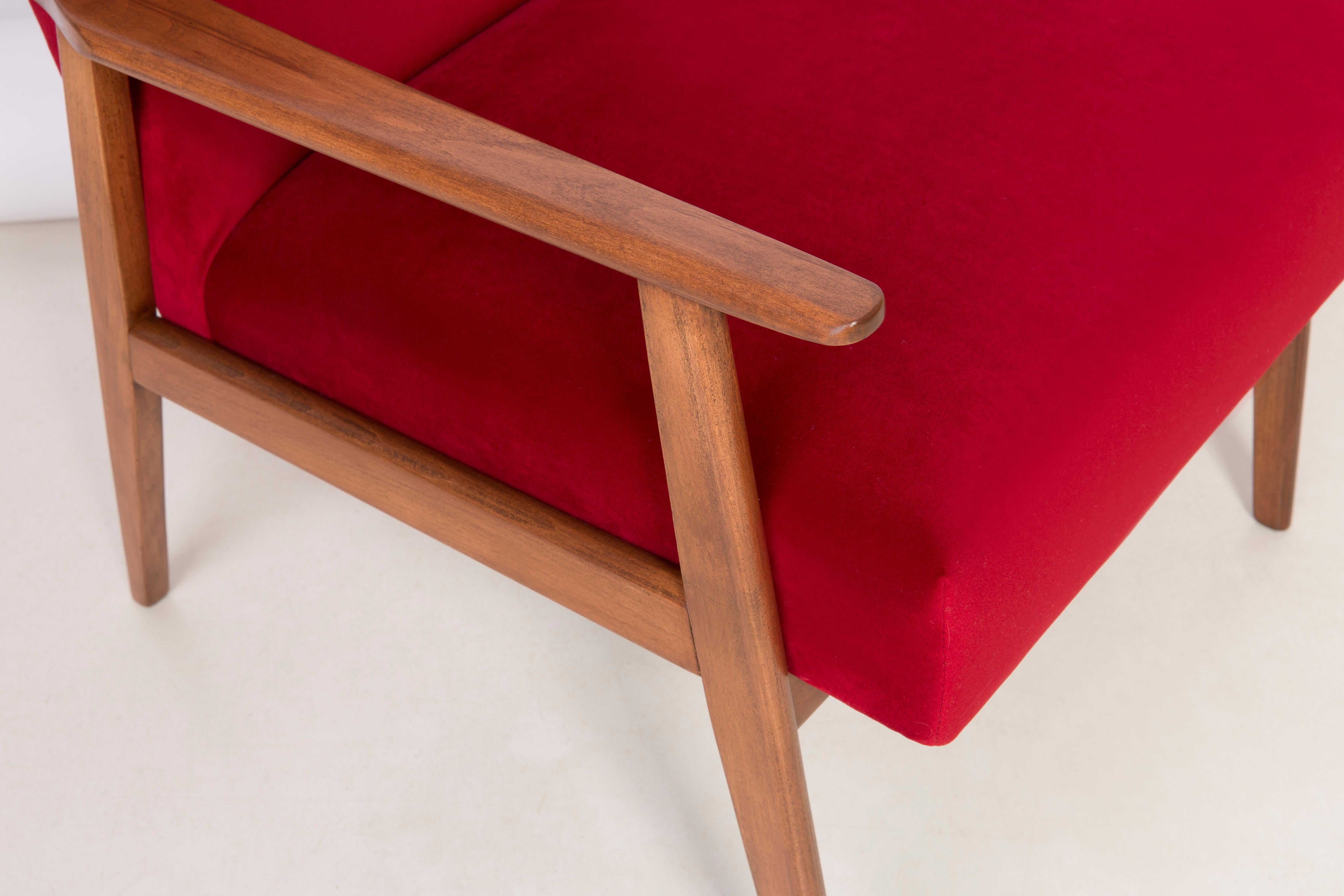 Ensemble de quatre fauteuils en velours rouge de style mi-siècle, Europe, années 1960 Excellent état - En vente à 05-080 Hornowek, PL
