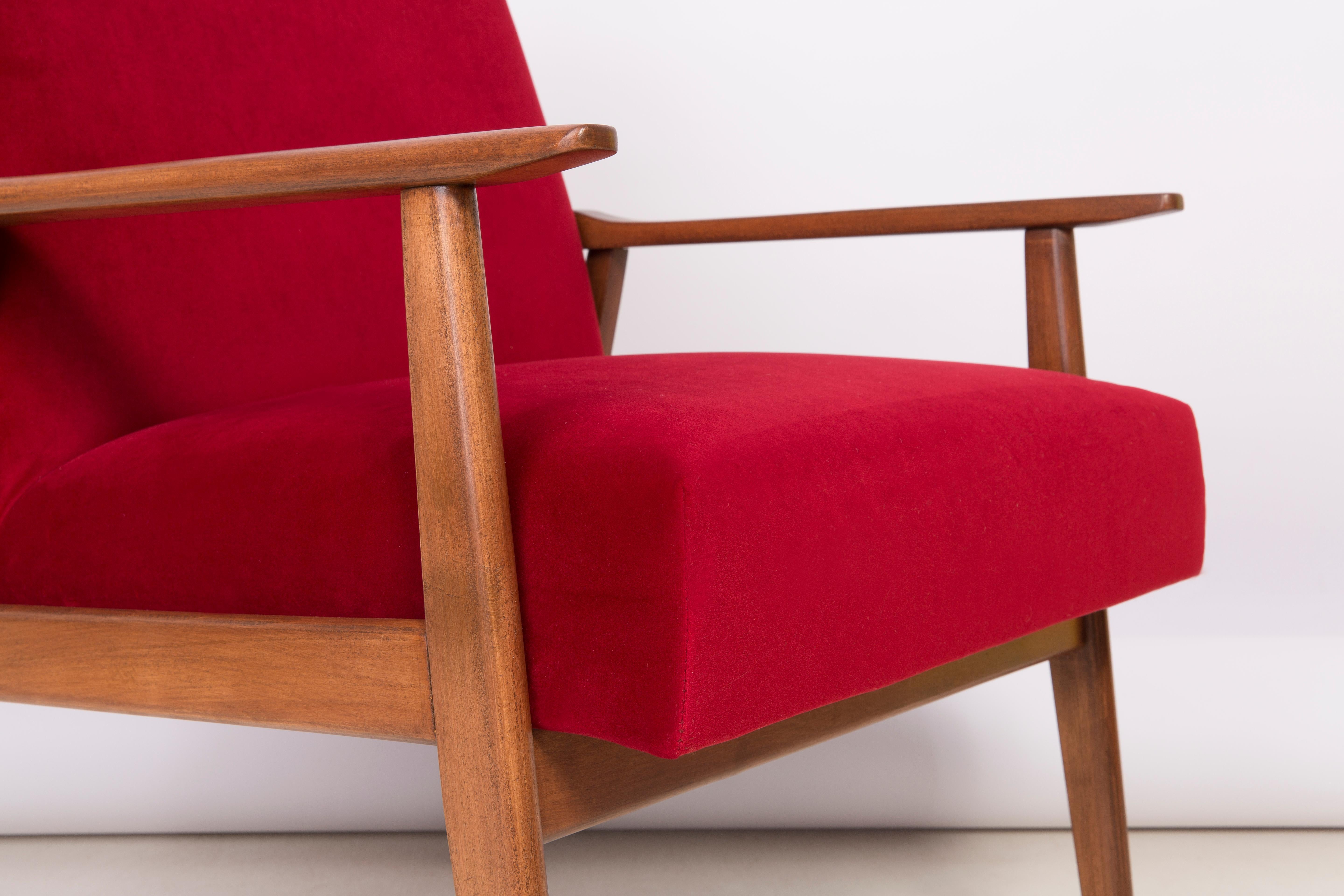 Hand-Crafted Set of Four Midcentury Red Velvet Dante Armchairs, Europe, 1960s For Sale