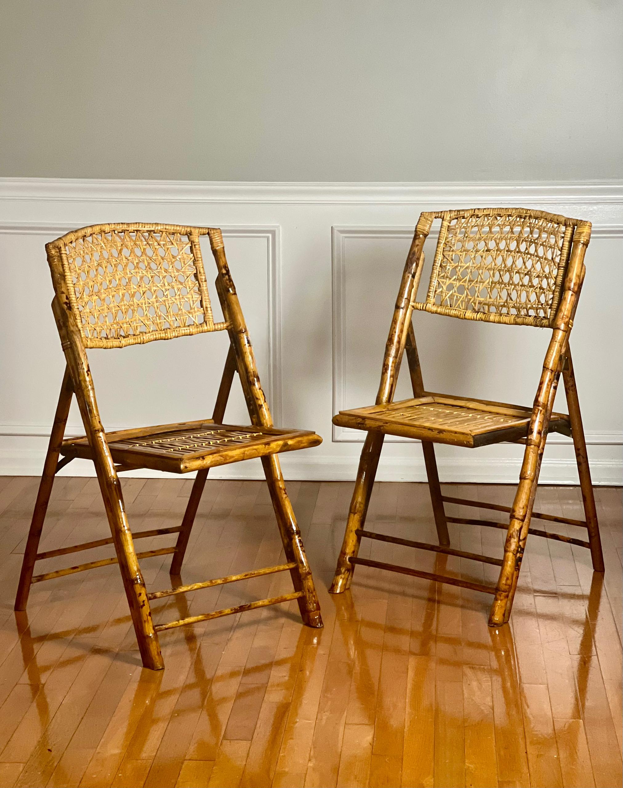 Set of Four Midcentury Tortoise Shell Style Burnt Bamboo Folding Chairs In Good Condition For Sale In Doylestown, PA