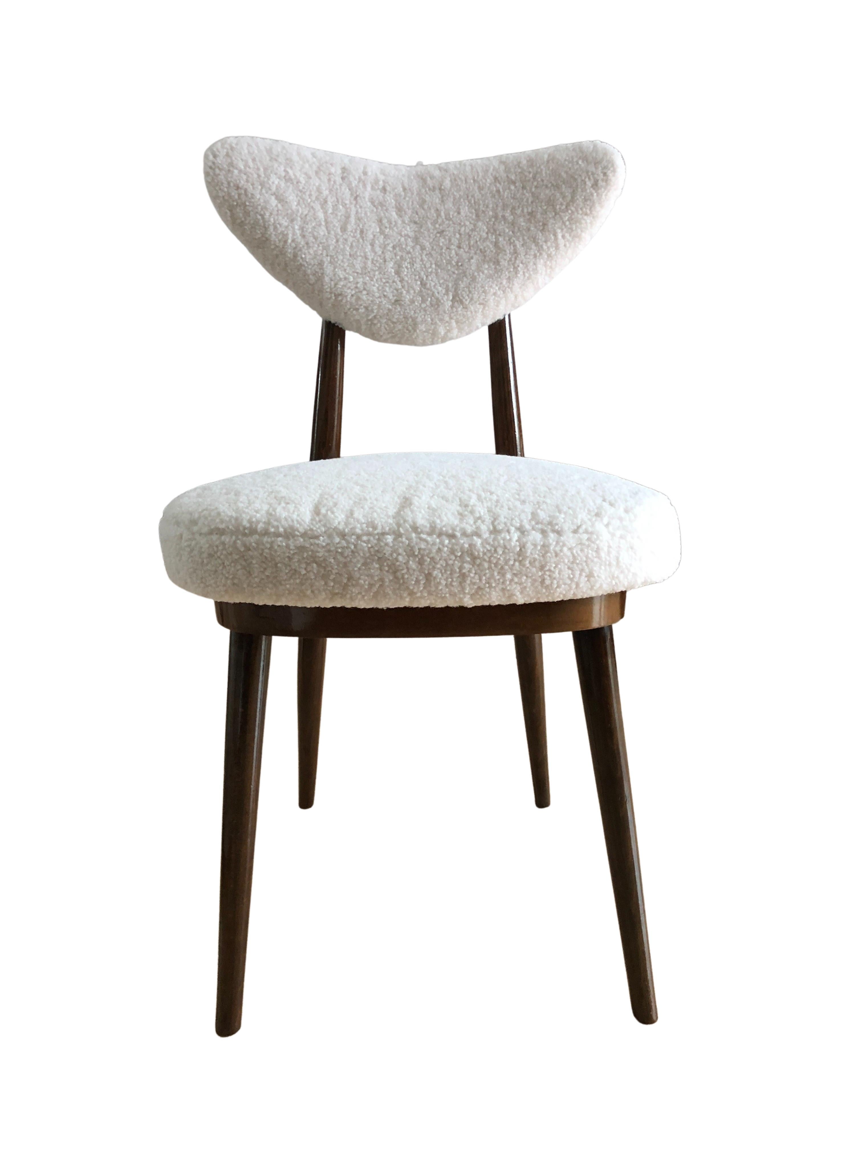 Set of Four Midcentury White bouclé Heart Chairs, by Kurmanowicz, 1960s In Excellent Condition For Sale In WARSZAWA, 14