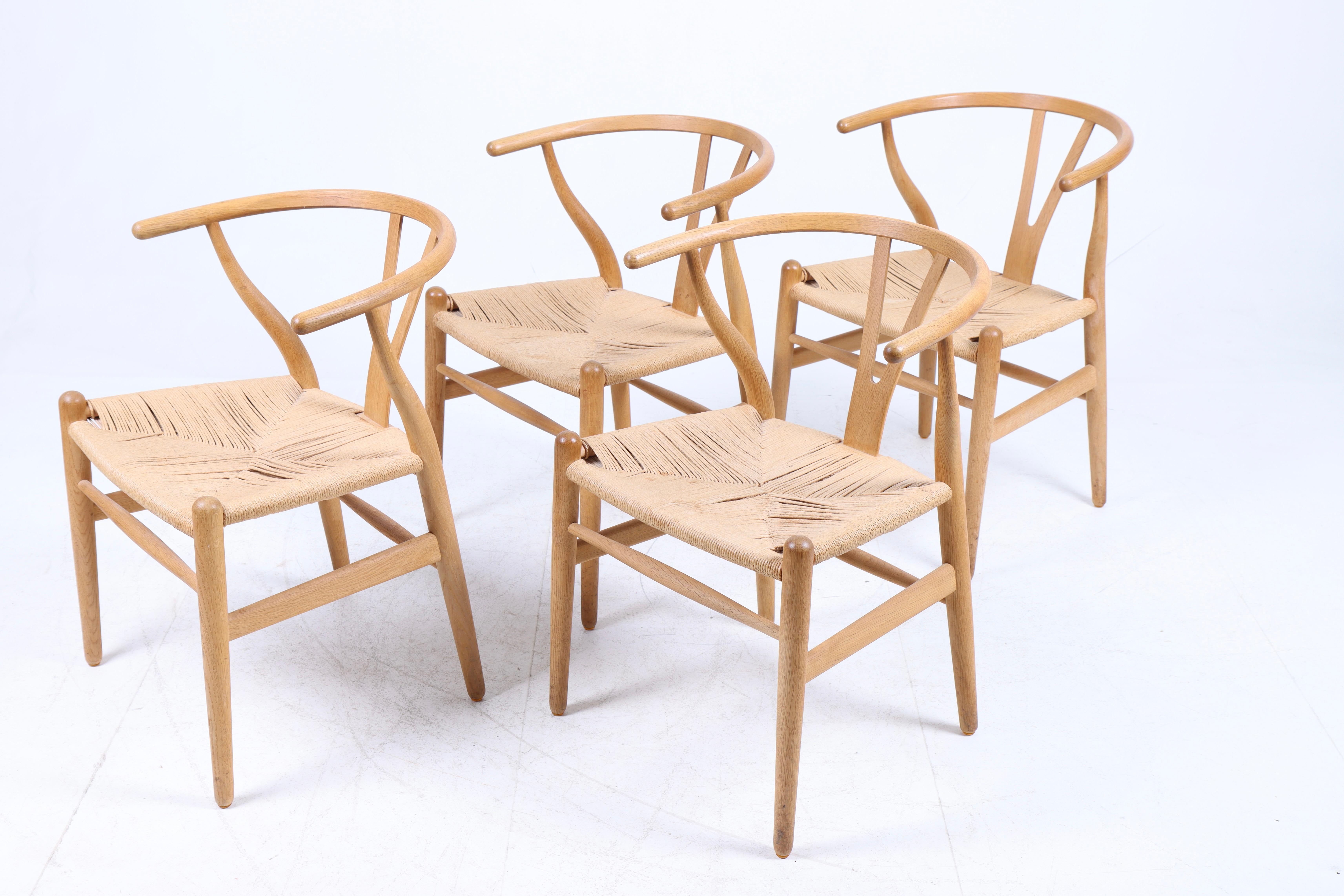 Ensemble de quatre chaises à oreilles en chêne et cordon de papier conçu par Hans J. Wegner. Excellent état d'origine.