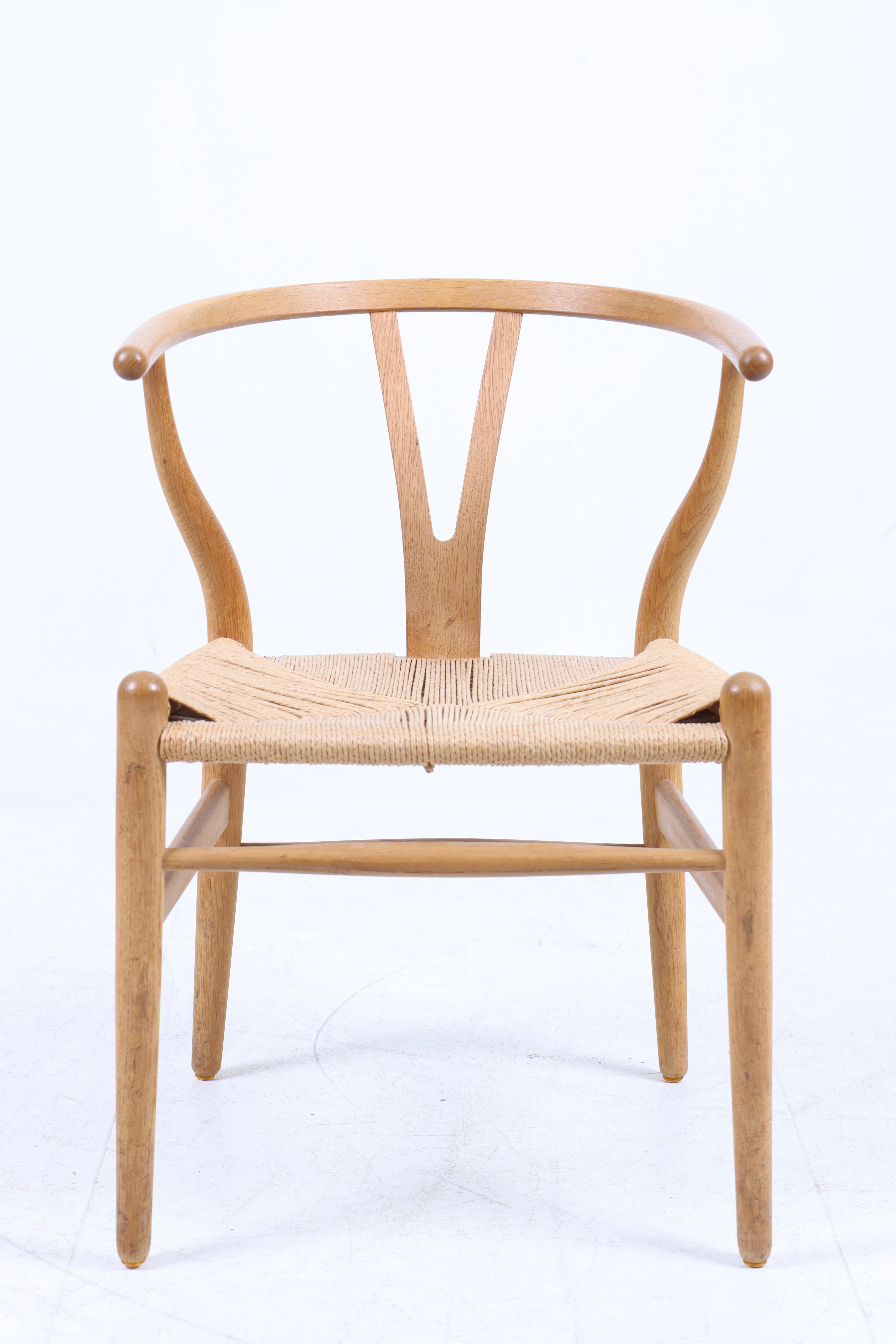 Satz von vier Wishbone-Stühlen aus patinierter Eiche von Hans Wegner, Mitte des Jahrhunderts, 1960er Jahre (Skandinavische Moderne) im Angebot