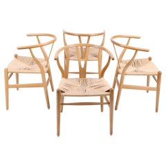 Ensemble de quatre chaises Wishbone en chêne patiné du milieu du siècle dernier par Hans Wegner, années 1960