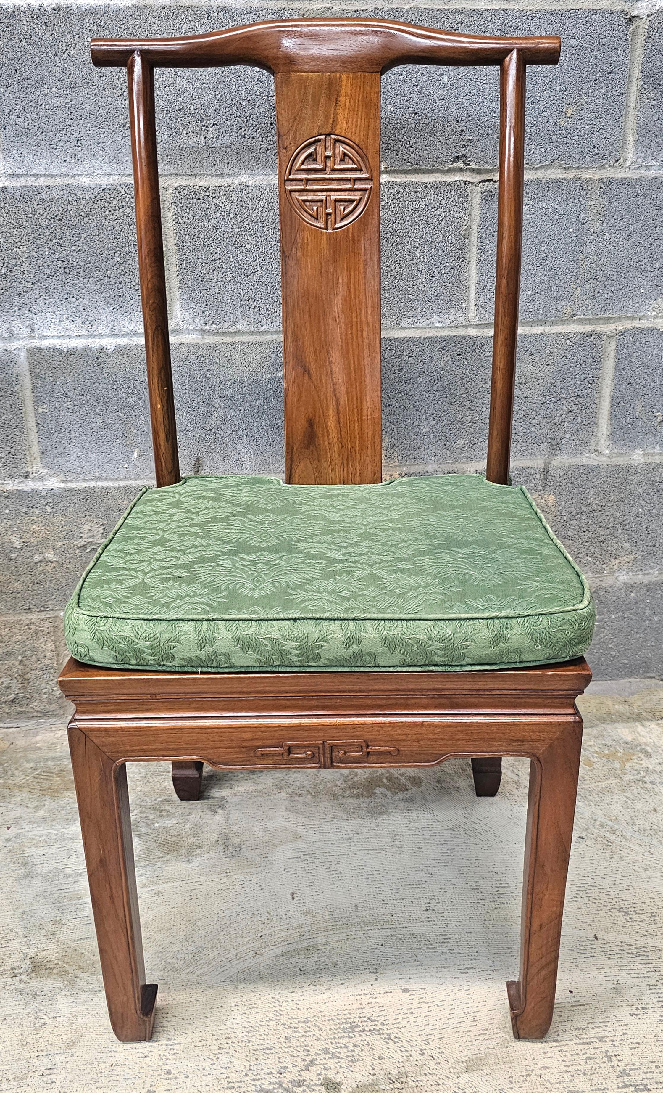 Ensemble de quatre chaises de salle à manger en bois de rose de style Ming avec coussins de siège libres en vente 2