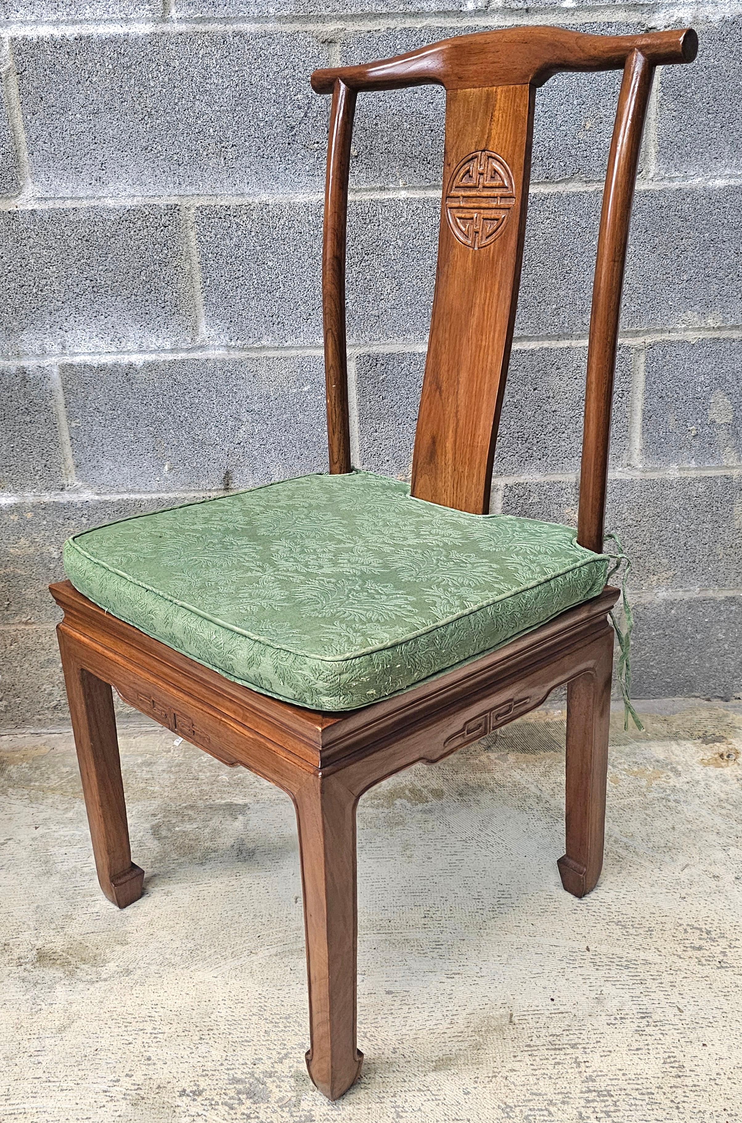 Ensemble de quatre chaises de salle à manger en bois de rose de style Ming avec coussins de siège libres en vente 3