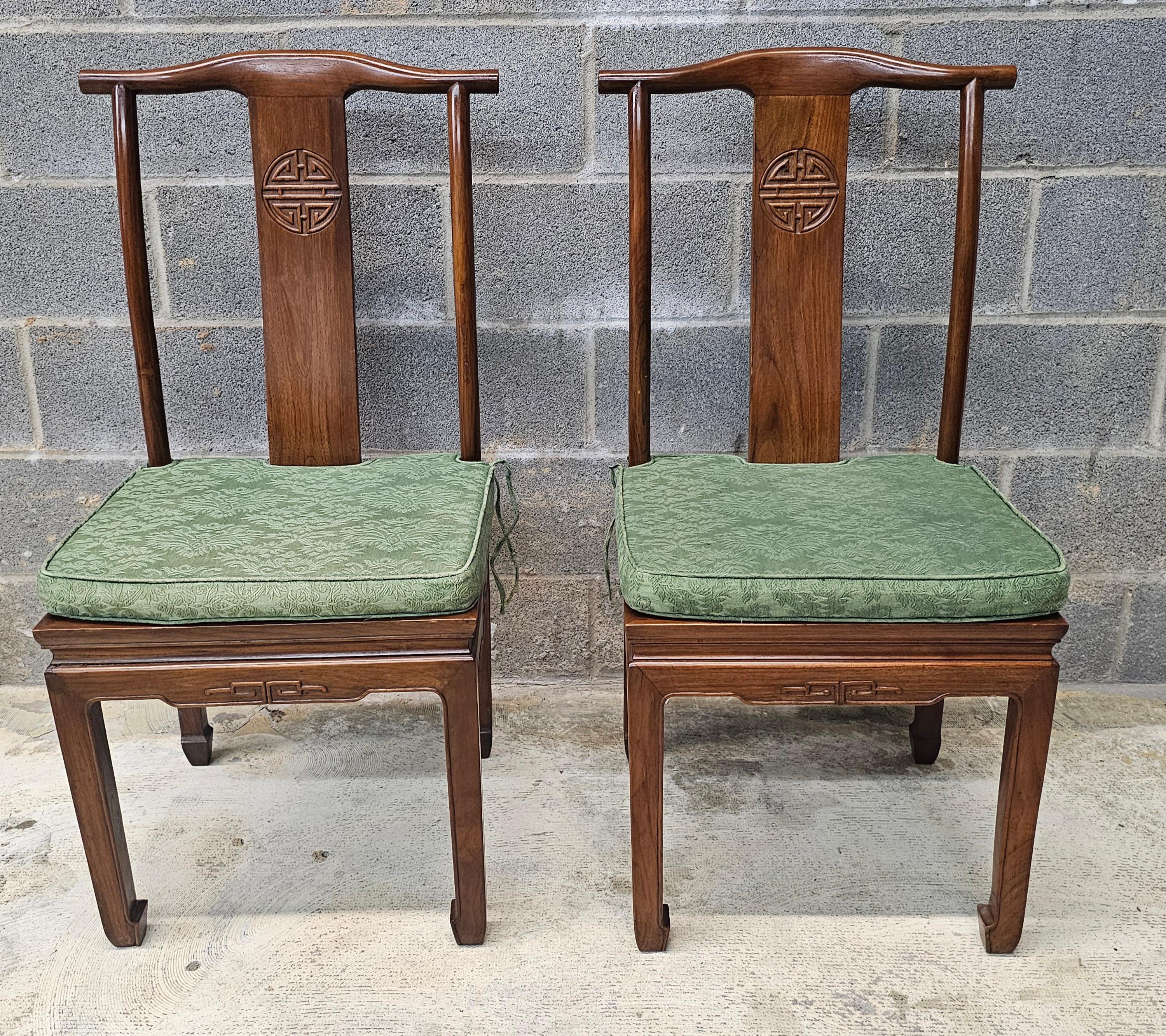 Ensemble de quatre chaises de salle à manger en bois de rose de style Ming avec coussins de siège libres en vente 4
