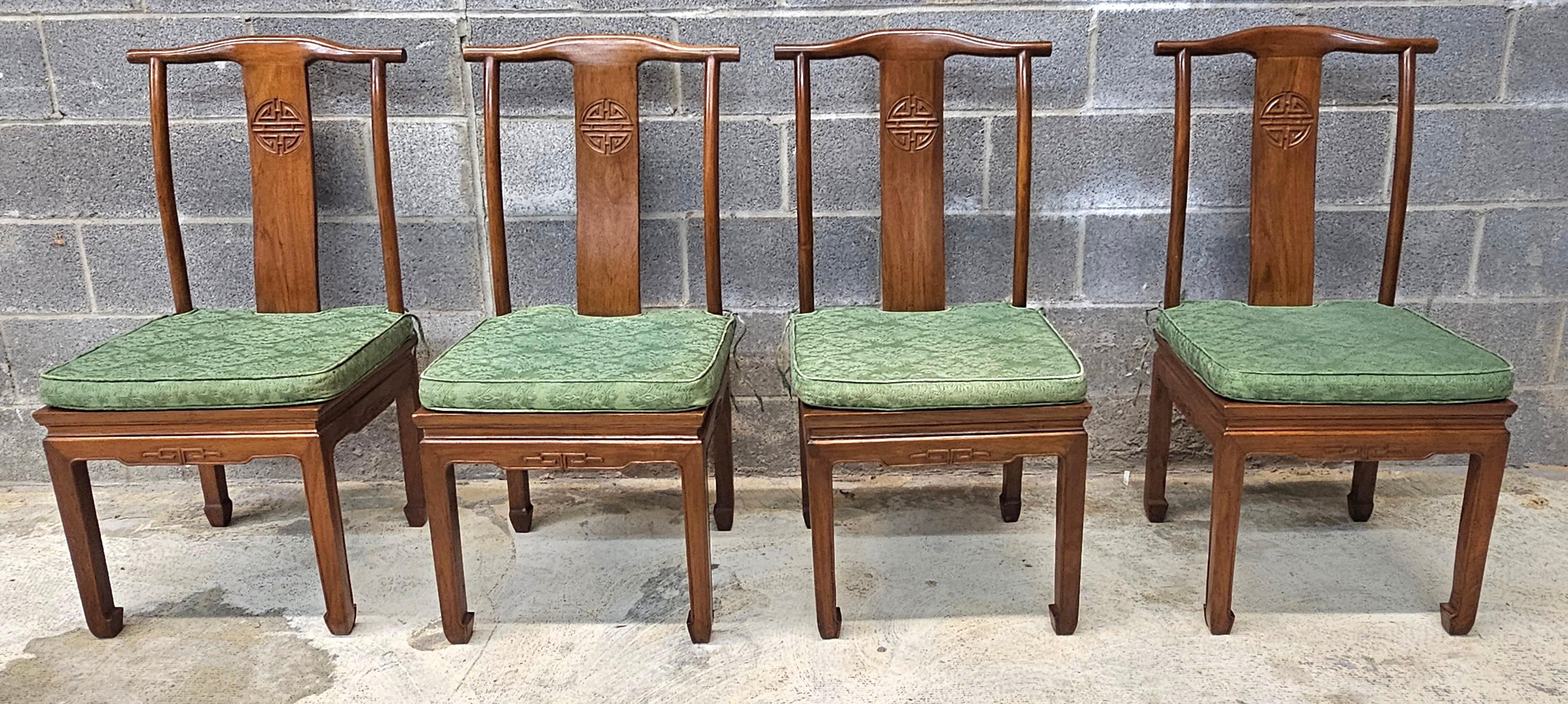 Ensemble de quatre chaises de salle à manger en bois de rose de style Ming avec coussins d'assise amovibles. 
Mesure 18