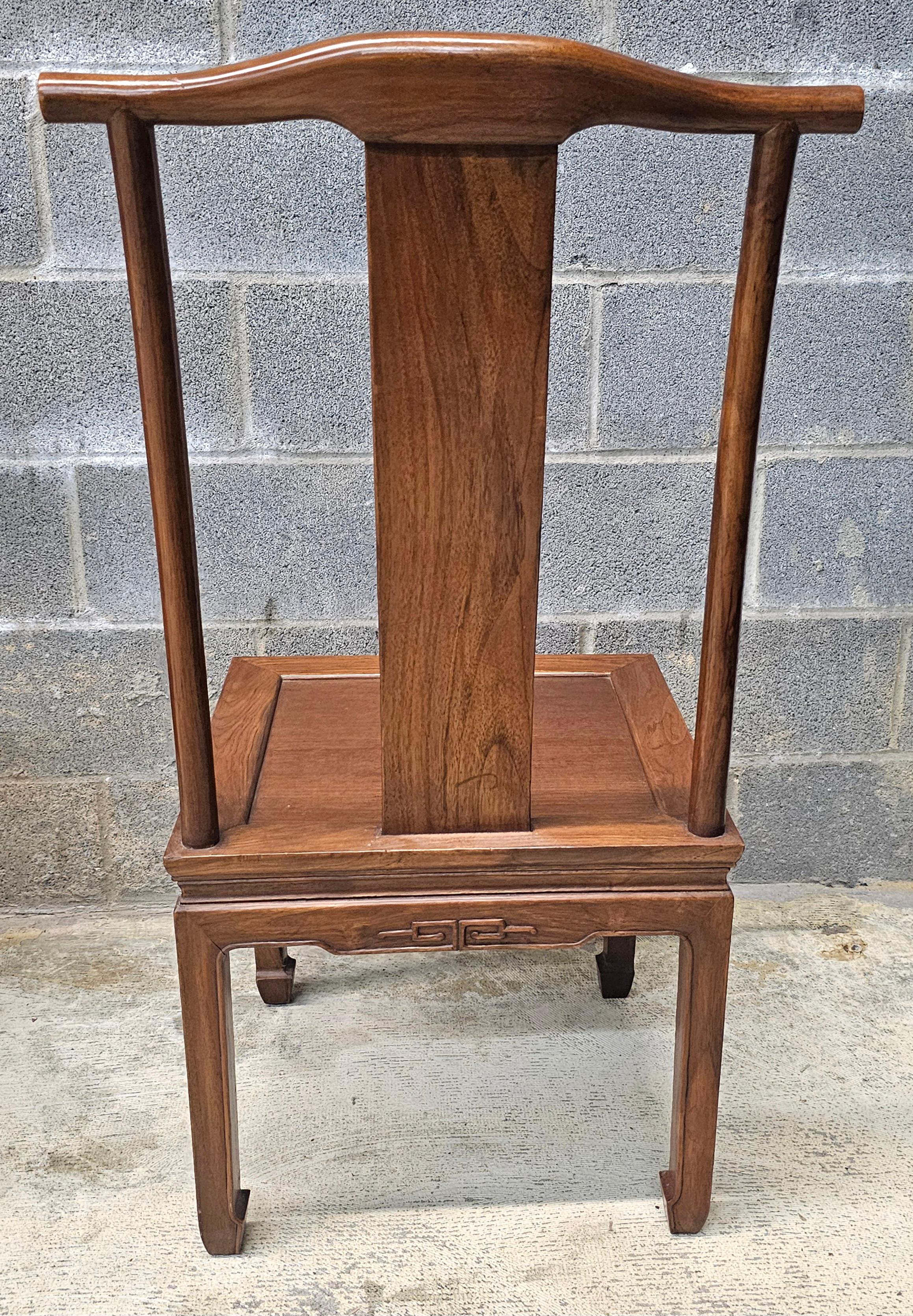Ensemble de quatre chaises de salle à manger en bois de rose de style Ming avec coussins de siège libres Bon état - En vente à Germantown, MD