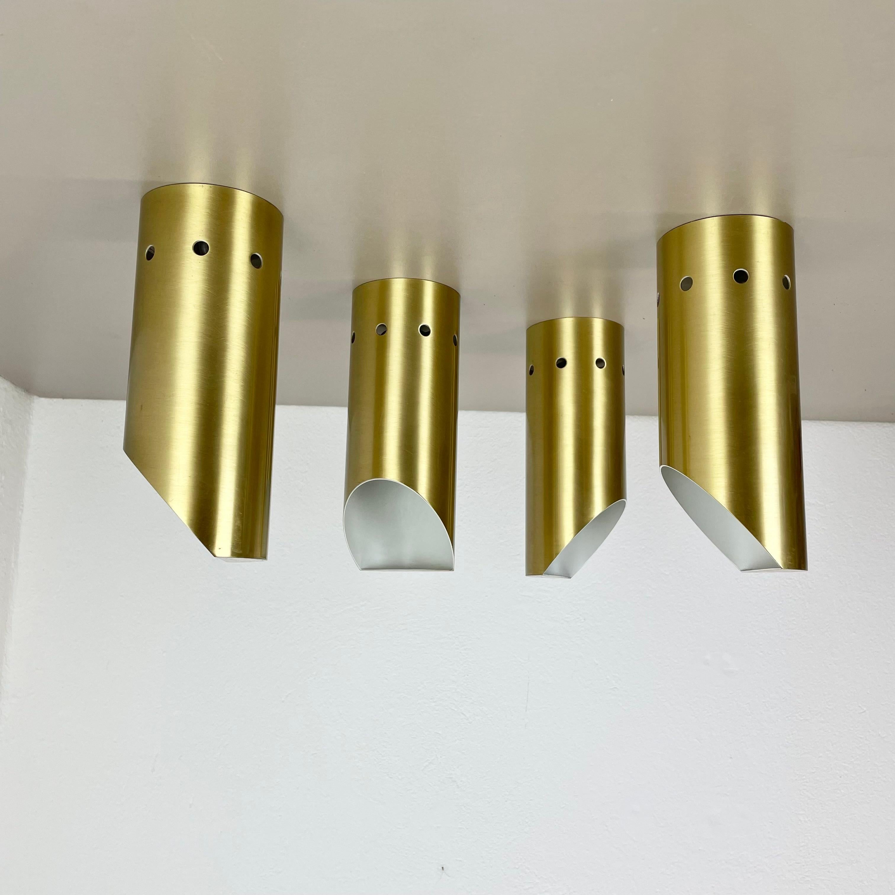 Articolo:

Set di quattro pezzi

Plafoniera a parete Plafoniera a soffitto 


Origine:

Italia



Età:

1970s




Questo set di quattro  Le luci moderniste sono state prodotte in Italia negli anni Settanta. È realizzato in ottone massiccio a forma