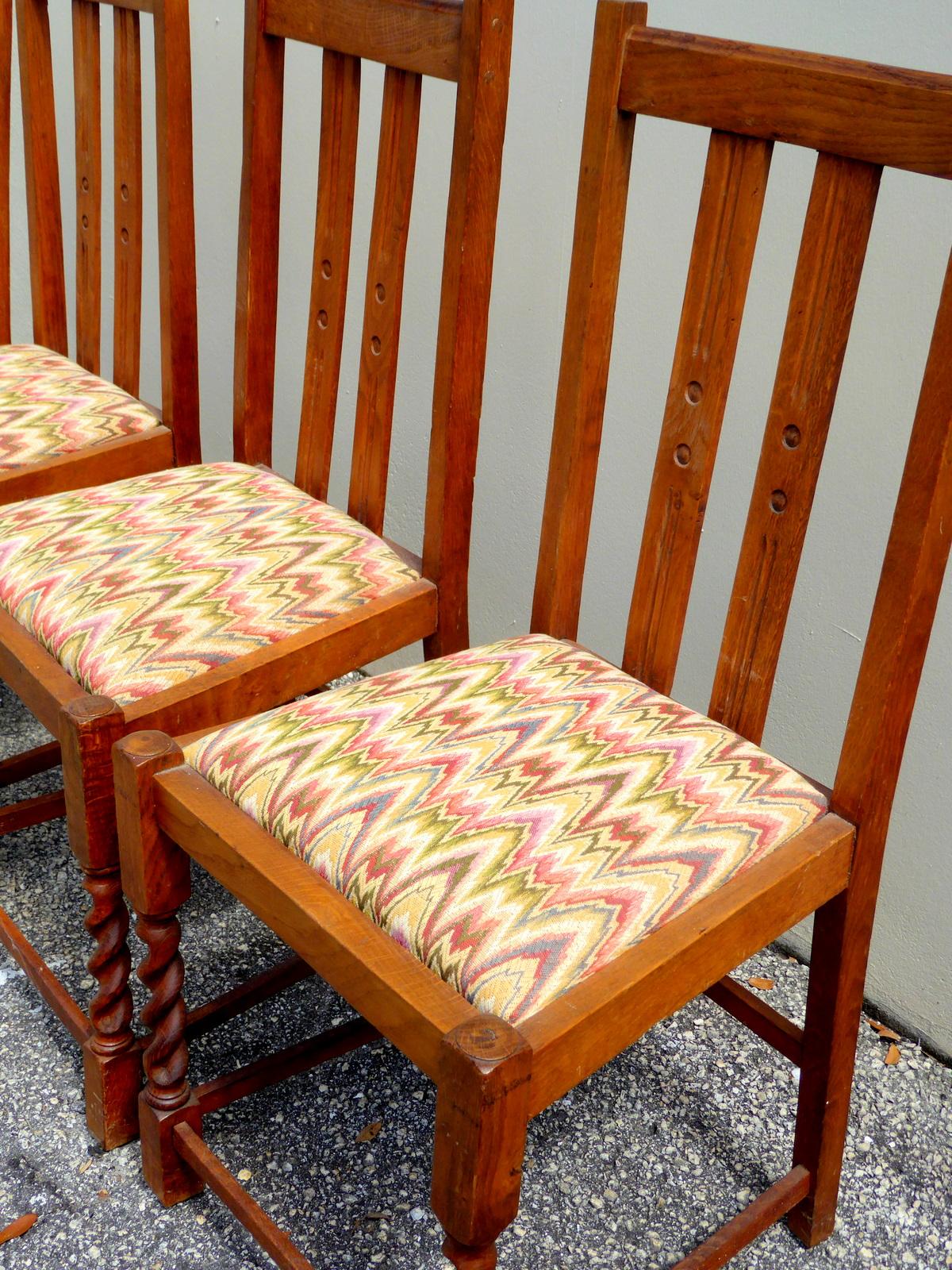 Set of Four Mission Style Oak Chairs with a Twist In Good Condition For Sale In Palm Beach Gardens, FL