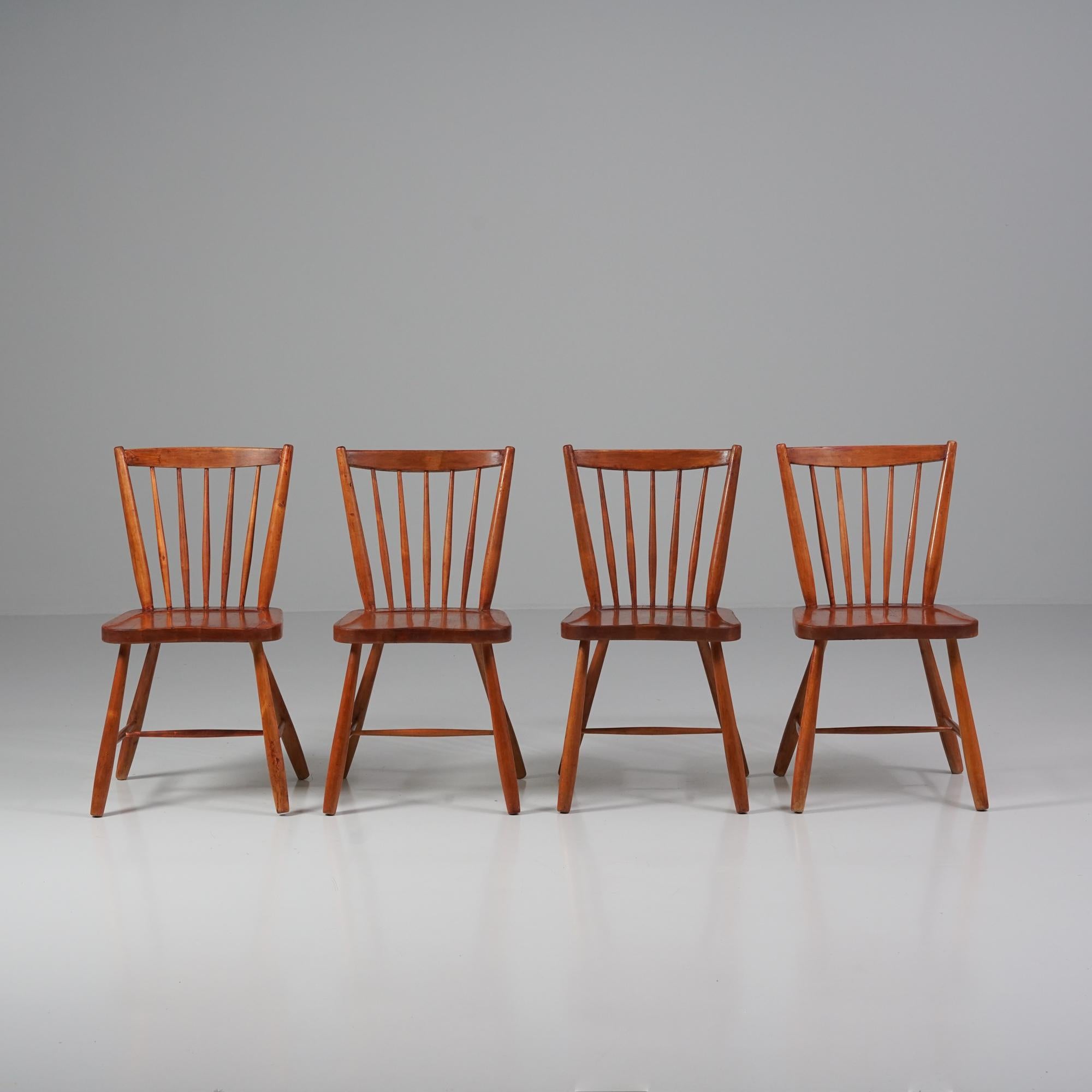 Ensemble de quatre chaises modèle 101, conçues par Runar Engblom, fabriquées par Sopenkorpi Oy, années 1940. Bouleau teinté. Marqué. Bon état vintage, patine d'usage. Les chaises sont vendues ensemble. 