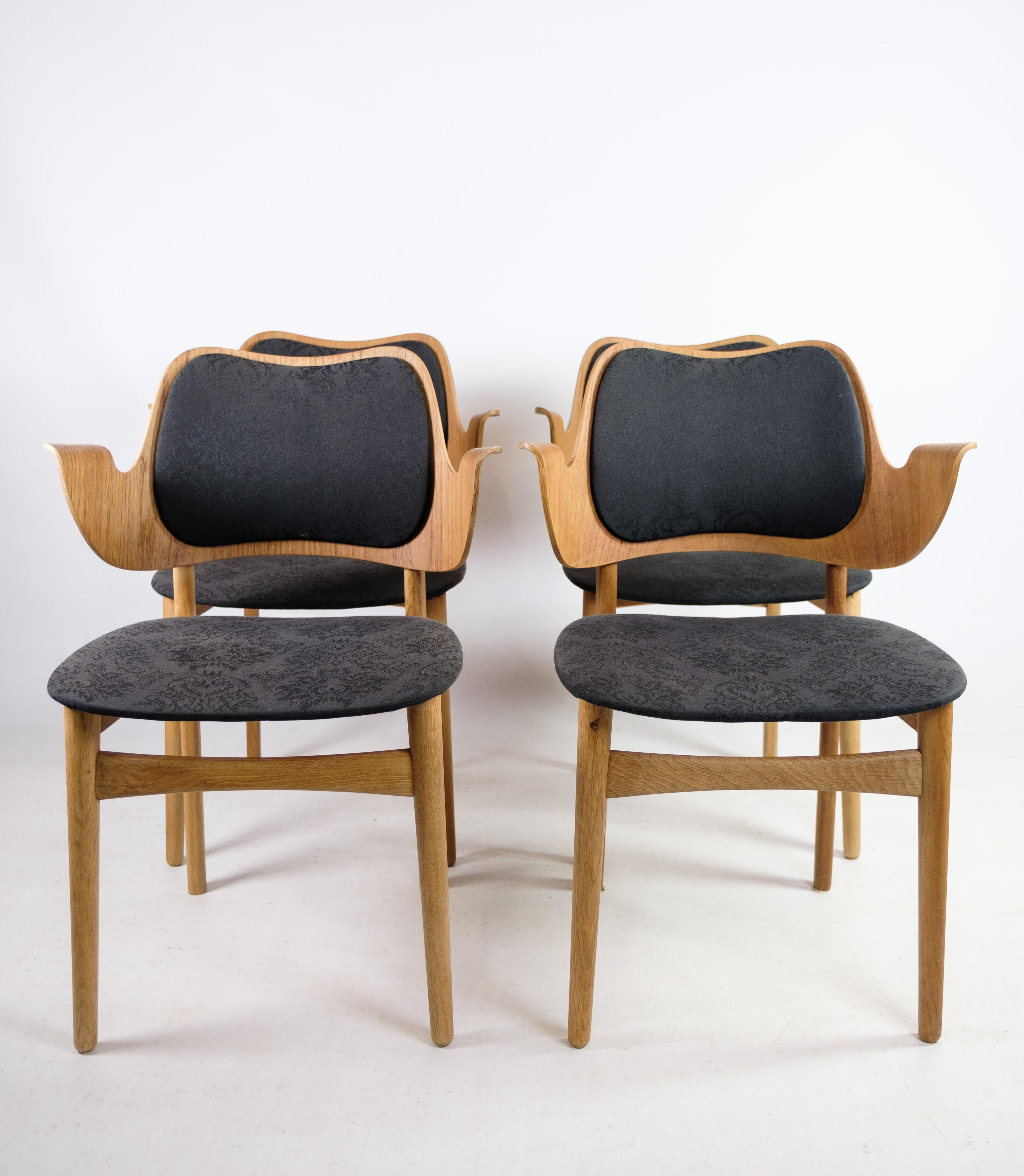 Mid-Century Modern Ensemble de quatre fauteuils modèle 107 en chêne et teck par Hans Olsen des années 1960 en vente