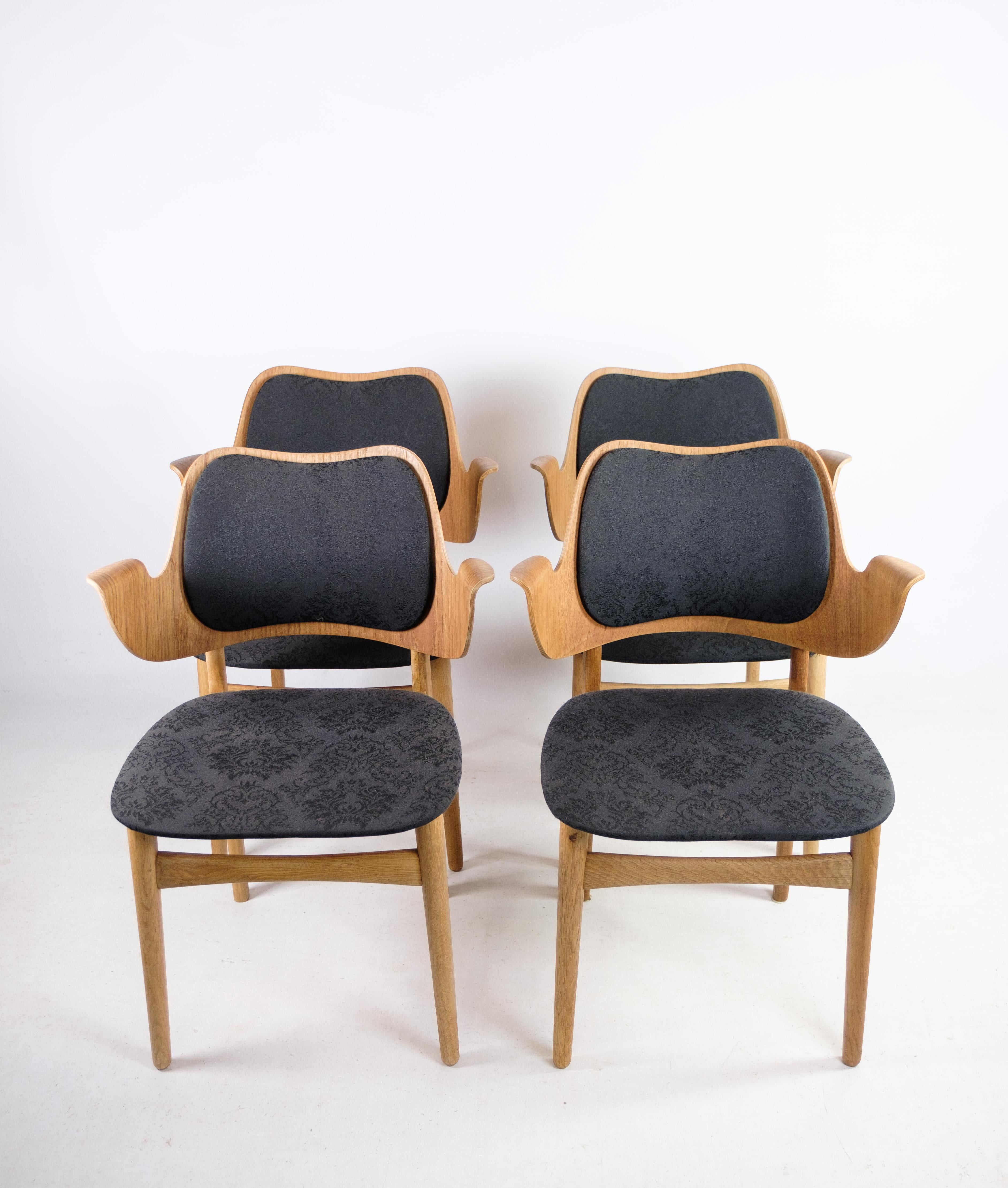 Danois Ensemble de quatre fauteuils modèle 107 en chêne et teck par Hans Olsen des années 1960 en vente